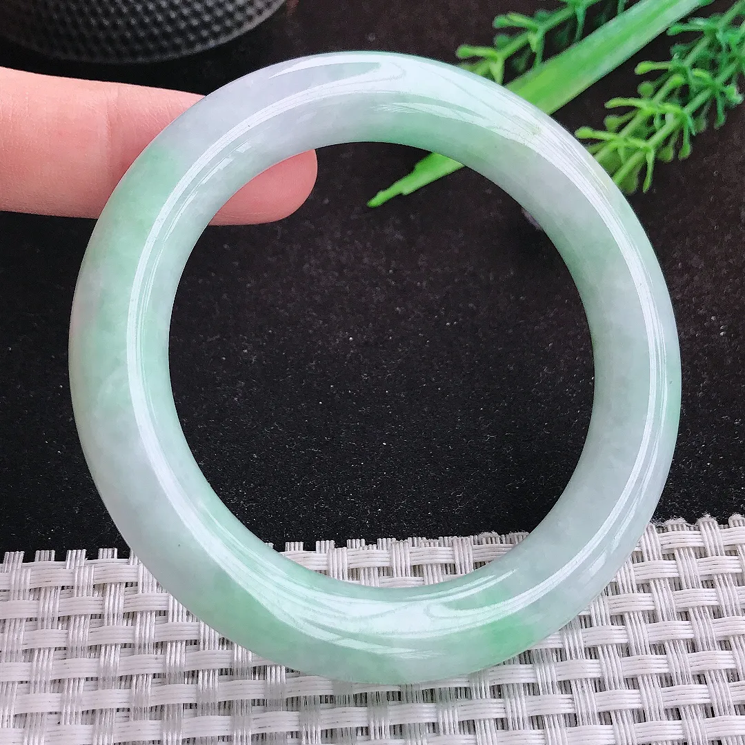 自然光56/10.7/11.1老坑精美温润浅绿圆条手镯天然翡翠玉镯女款