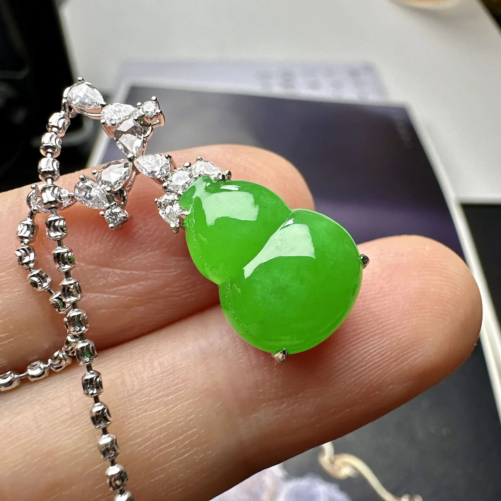 【冰种满绿葫芦吊坠】种水色俱全，冰透闪亮，通透感饱满度很好，18k金钻镶嵌，裸石尺寸14.6*10.9*5毫米