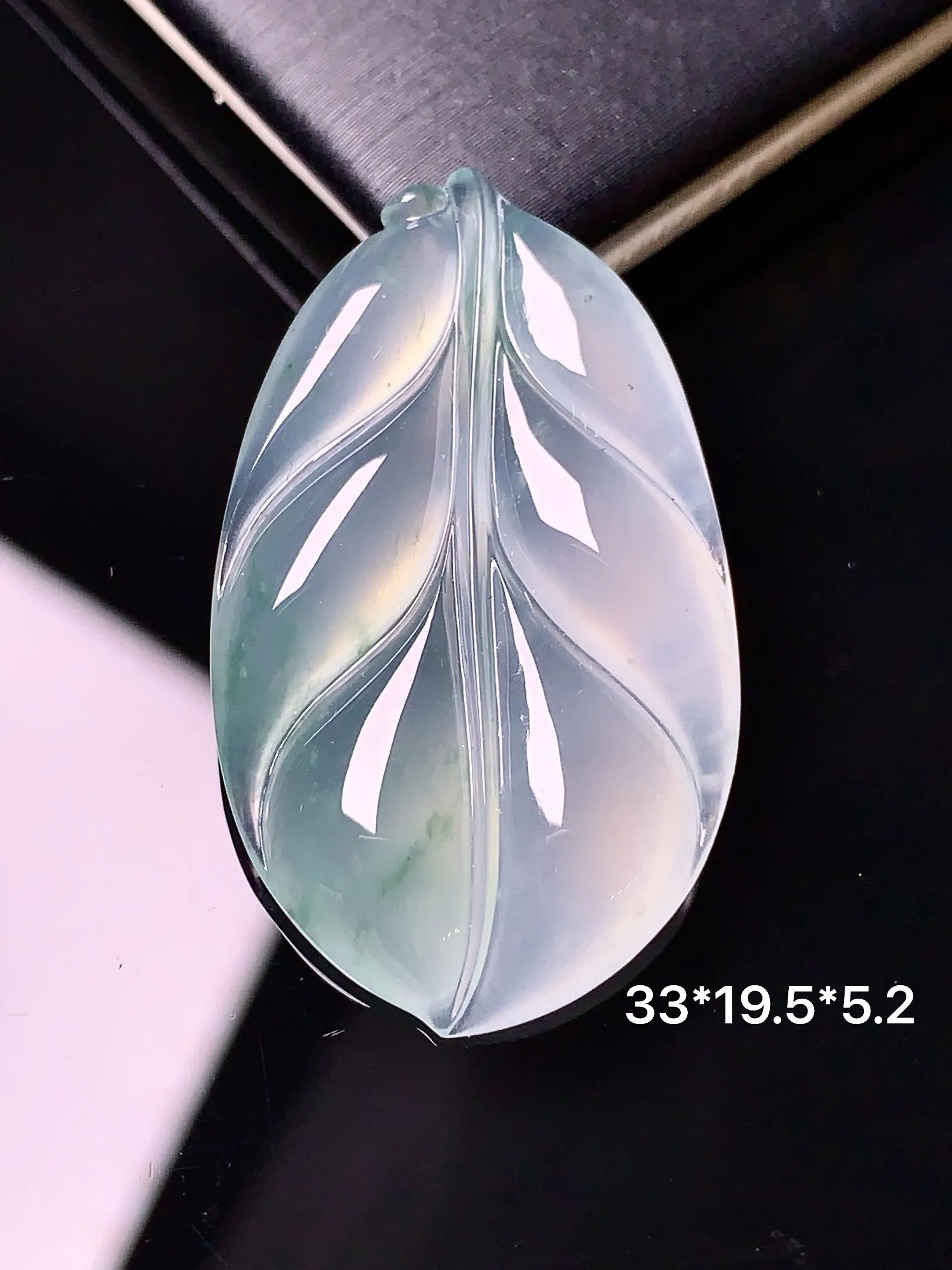 冰种树叶吊坠 玉质细腻 色泽清新艳丽 整体尺寸33*19.5*5.2
