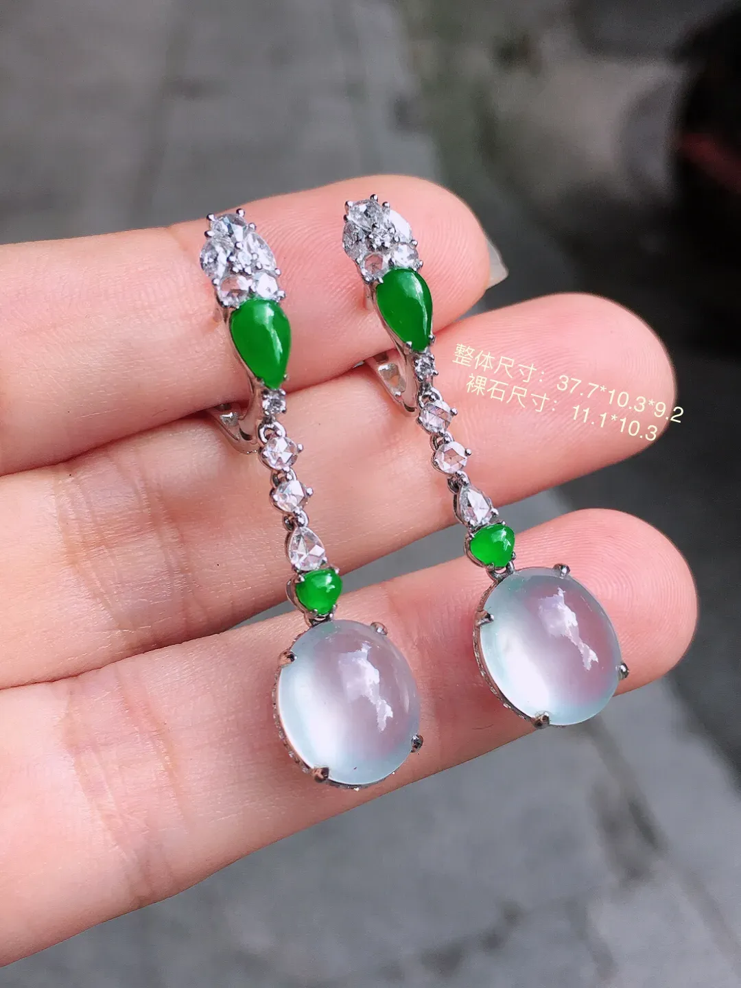 冰种蛋面耳坠，玉质细腻，荧光感超
强，饱满圆润，气质满满。18k
金豪华镶嵌