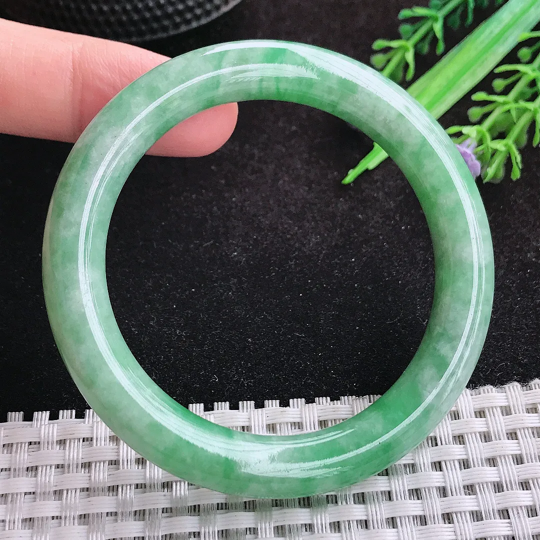自然光51.5/8.9/9.1老坑精美温润满绿圆条手镯天然翡翠玉镯女款