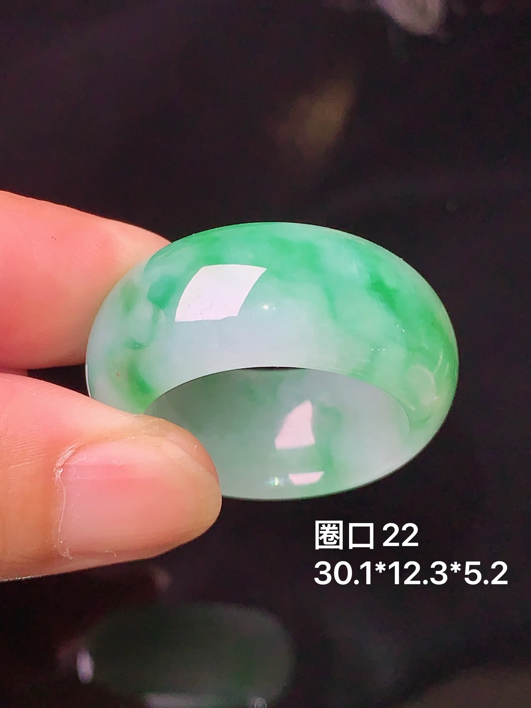 飘绿指环 玉质细腻 水润亮眼  圈口22 整体尺寸30.1*12.3*5.2