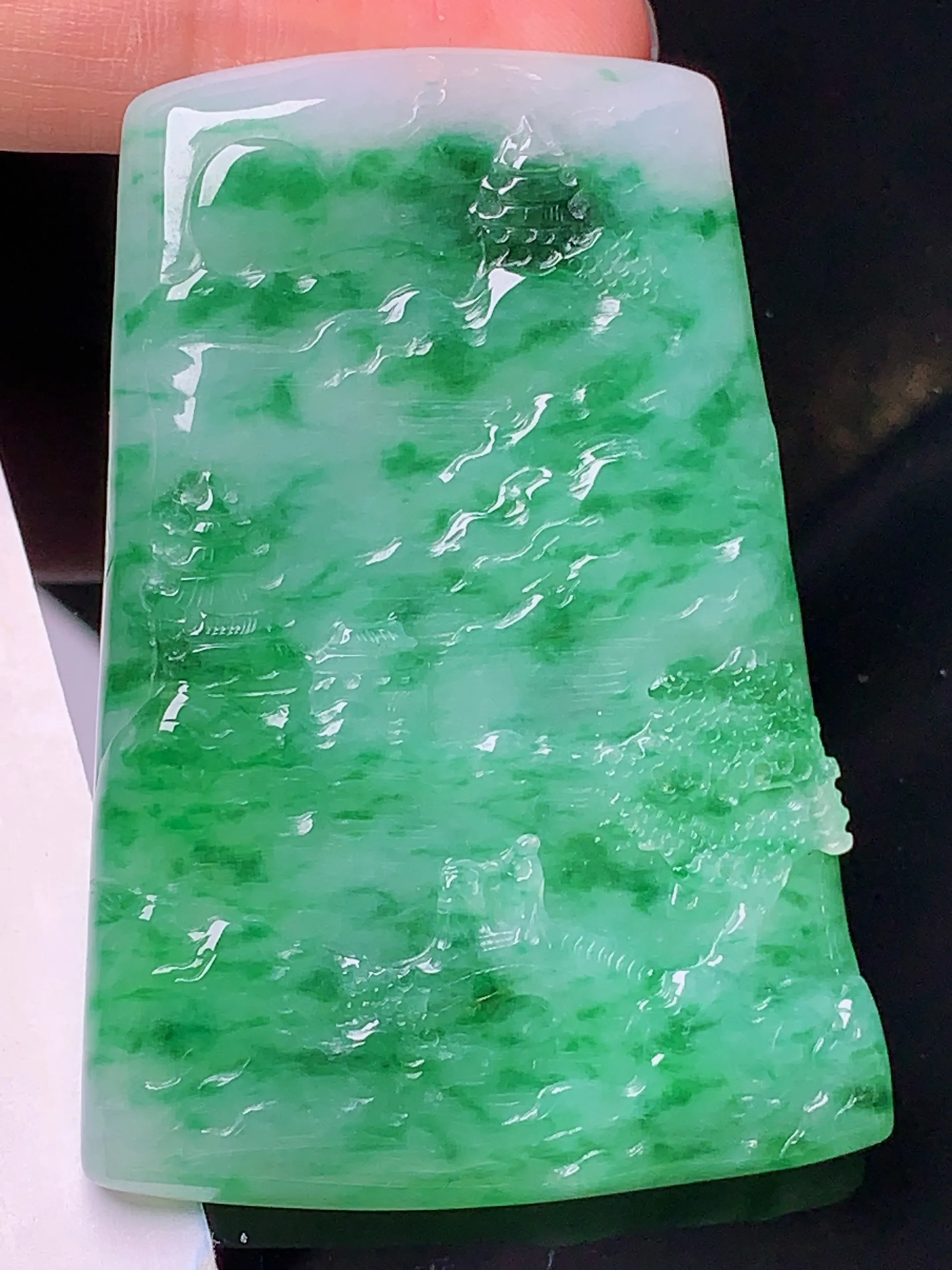 翠绿山水牌子吊坠 玉质细腻 色泽艳丽 水润亮眼  整体尺寸57*39.6*5.6