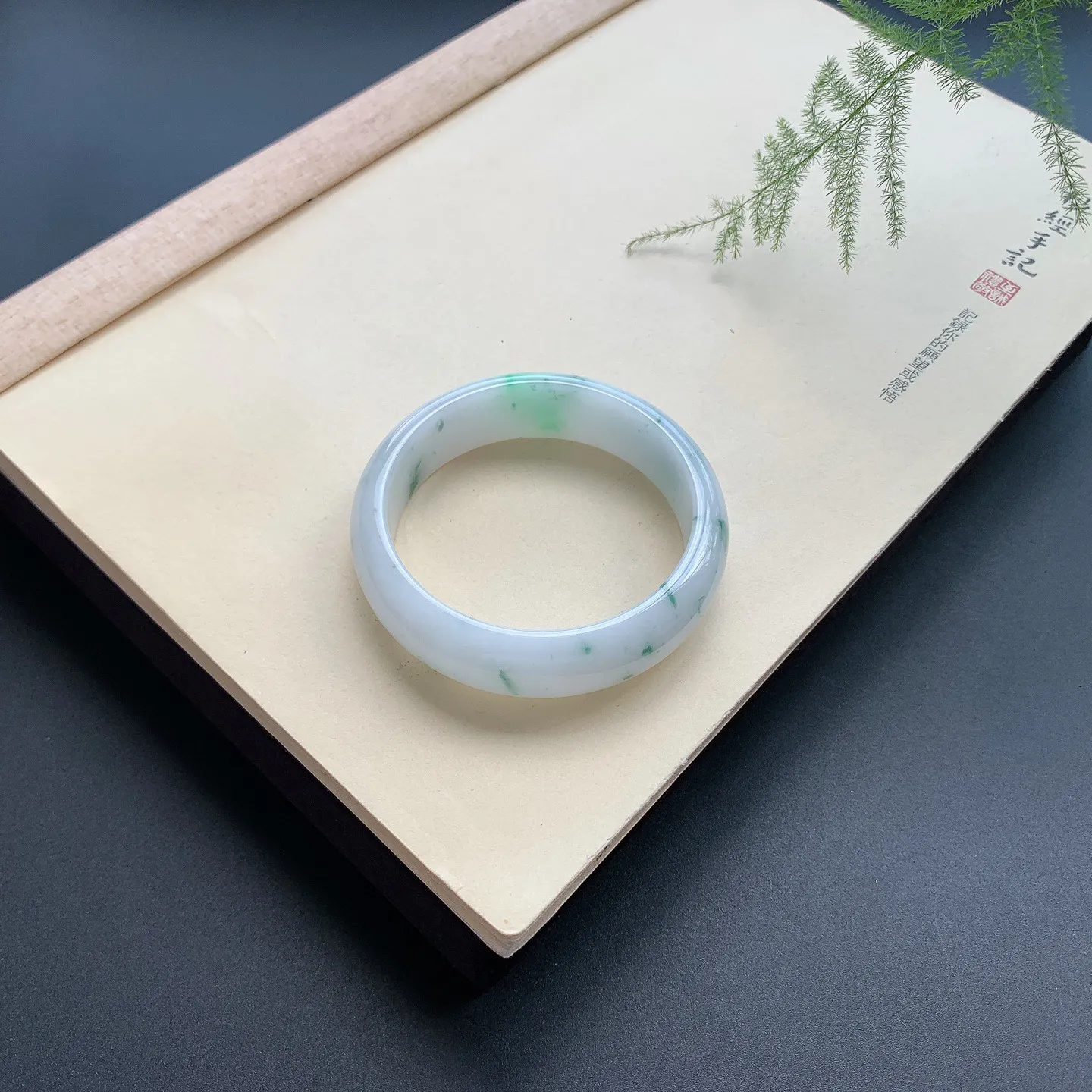 57圈口飘绿花正圈手镯 尺寸：57-17-7.5，无纹裂，花色灵动，宽版大气