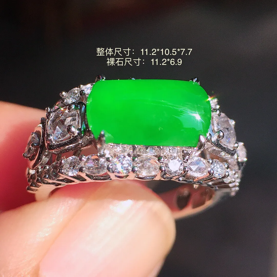 阳绿马鞍戒指，色泽均匀艳丽，玉质细腻，荧光感超
强，饱满圆润，气质满满。18k
金豪华镶嵌