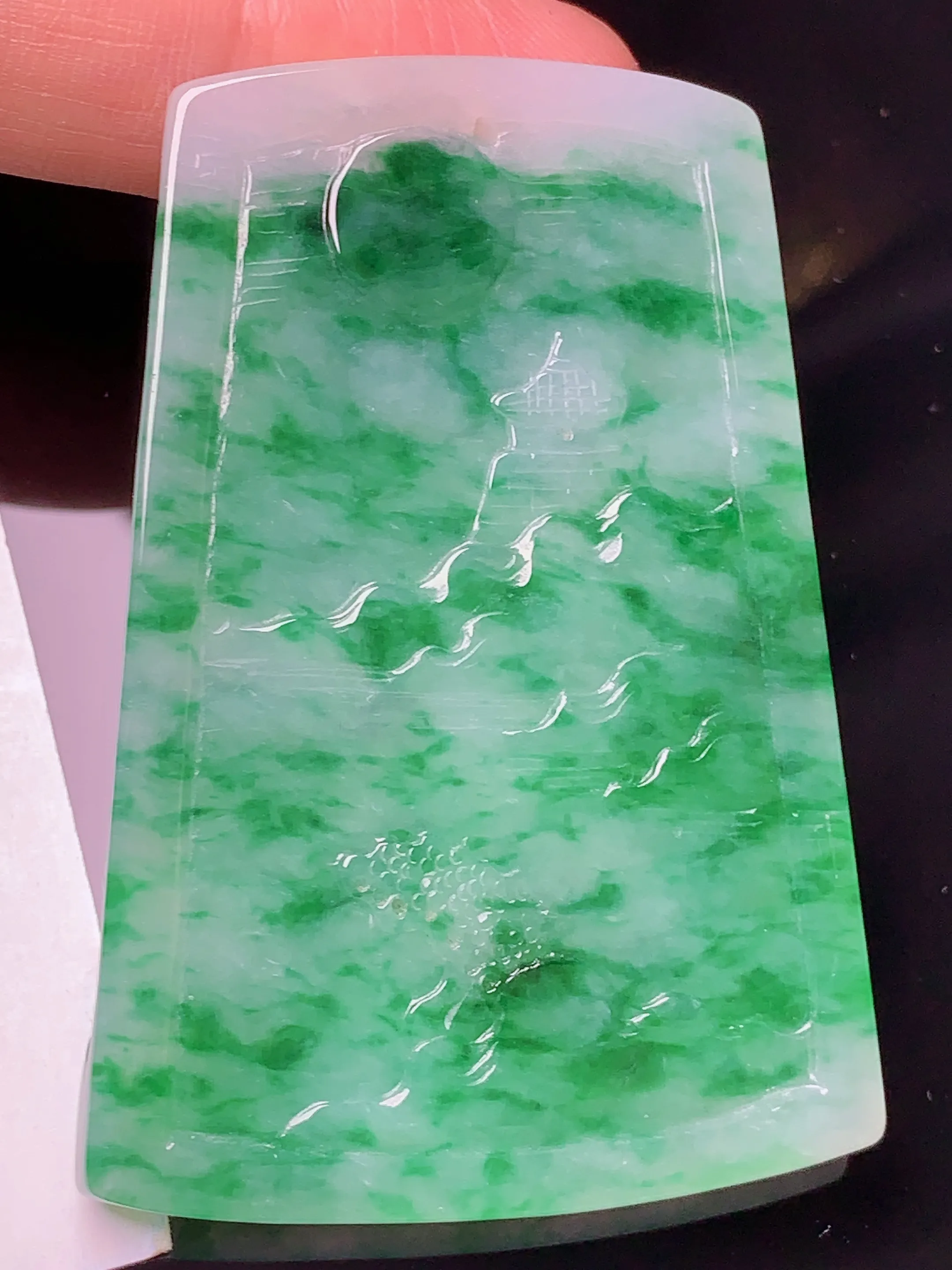 翠绿山水牌子吊坠 玉质细腻 色泽艳丽 水润亮眼  整体尺寸57*39.6*5.6