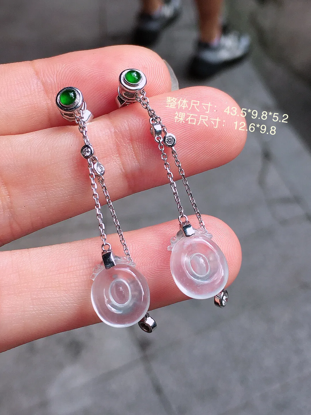 冰种福贝耳坠，玉质细腻，荧光感超
强，饱满圆润，气质满满。18k
金豪华镶嵌