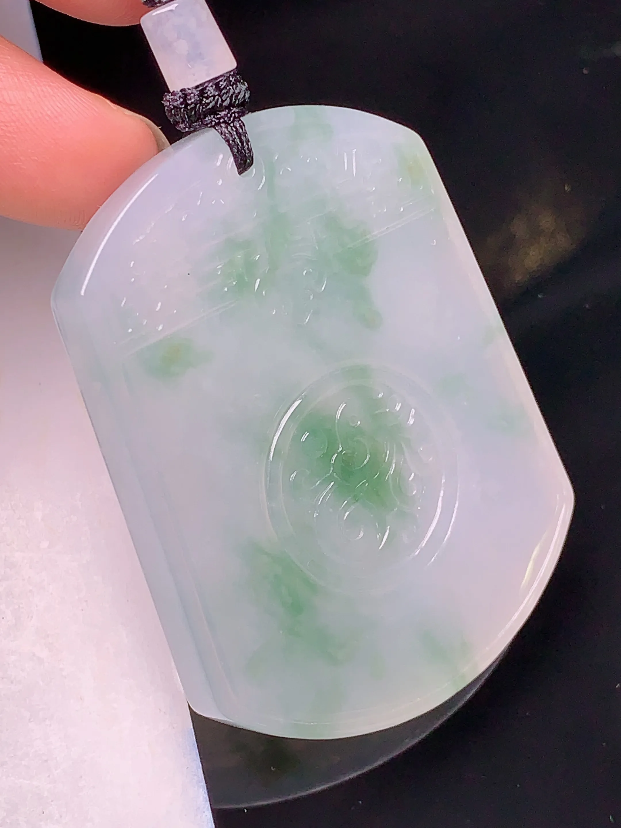 飘绿雕花无事牌吊坠 玉质细腻 水润亮眼  整体尺寸49.5*37.8*6