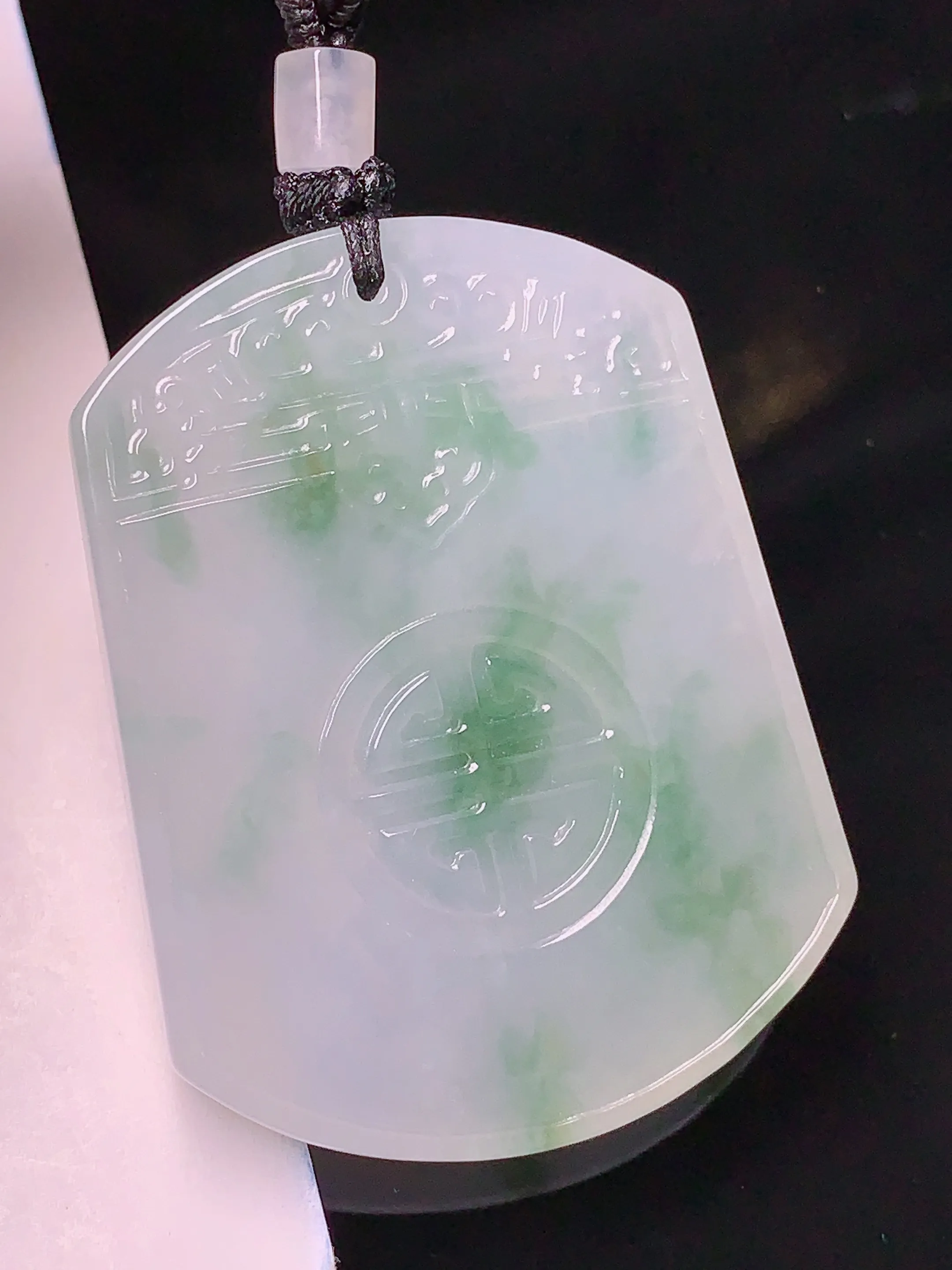 飘绿雕花无事牌吊坠 玉质细腻 水润亮眼  整体尺寸49.5*37.8*6