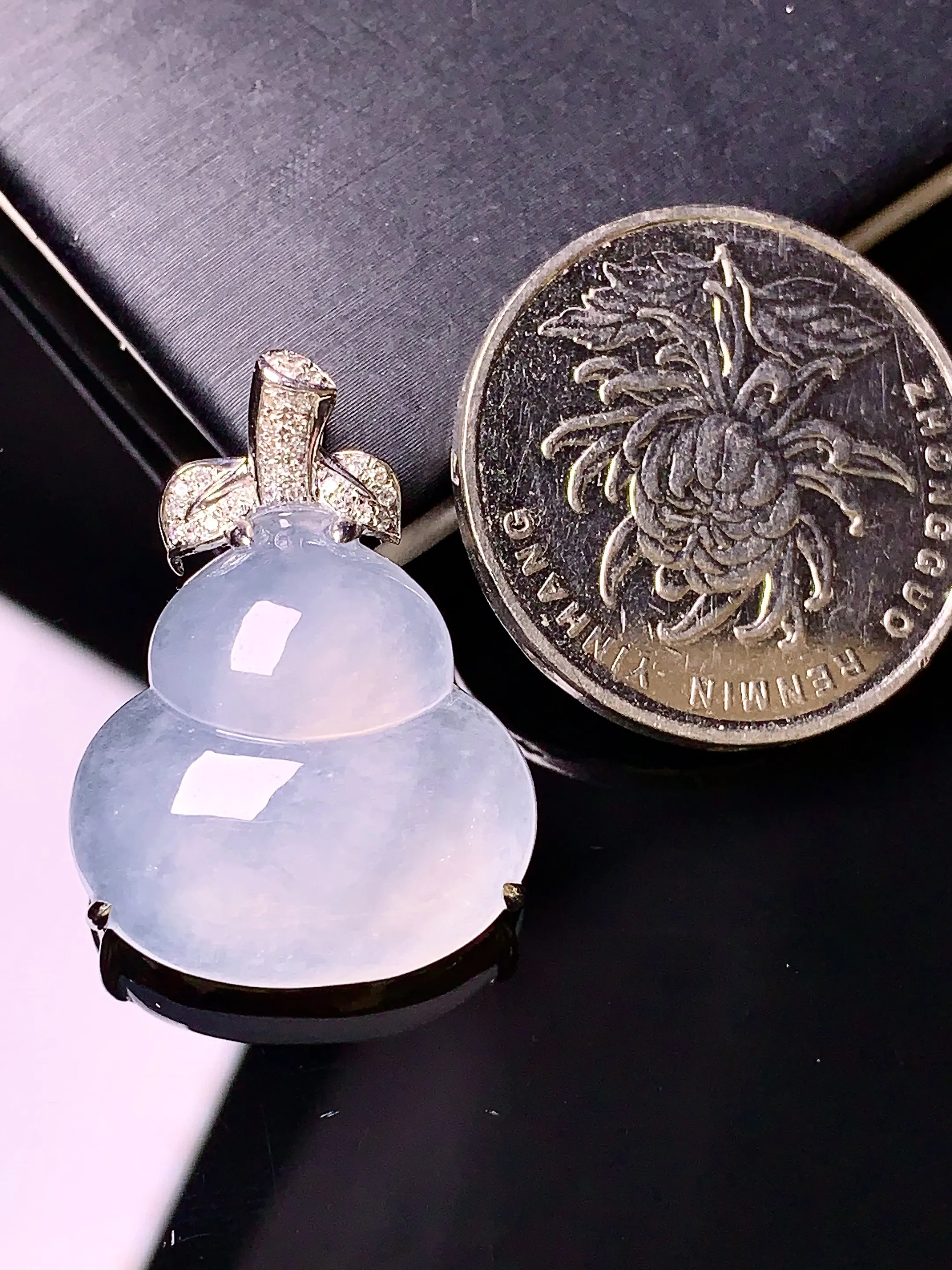 18k金钻镶嵌冰种葫芦吊坠 玉质细腻 色泽清新艳丽 整体尺寸26.6*19.5*7.2