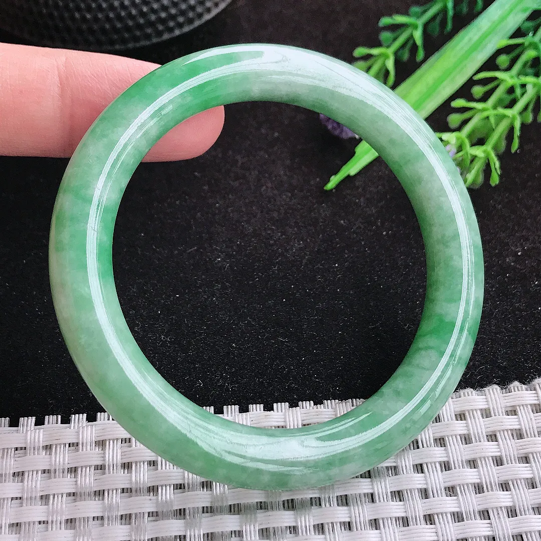 自然光51.5/8.9/9.1老坑精美温润满绿圆条手镯天然翡翠玉镯女款