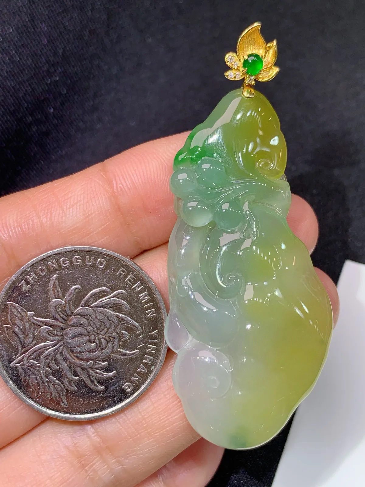 黄翡如意吊坠，18k金镶嵌，色泽鲜艳，水色超佳 裸石尺寸49.8*23.6*6.6