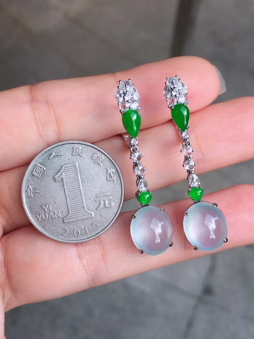 冰种蛋面耳坠，玉质细腻，荧光感超
强，饱满圆润，气质满满。18k
金豪华镶嵌