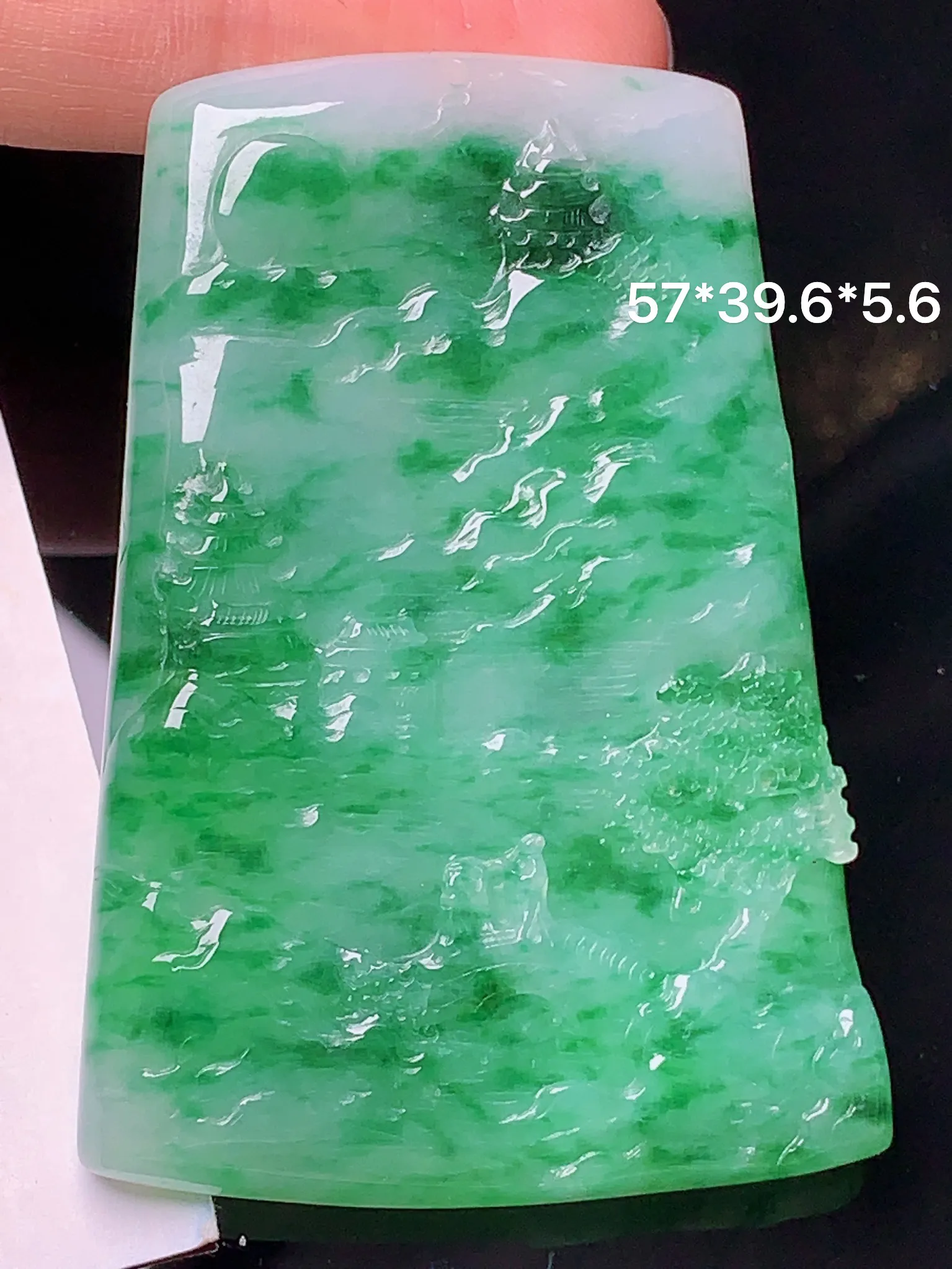 翠绿山水牌子吊坠 玉质细腻 色泽艳丽 水润亮眼  整体尺寸57*39.6*5.6