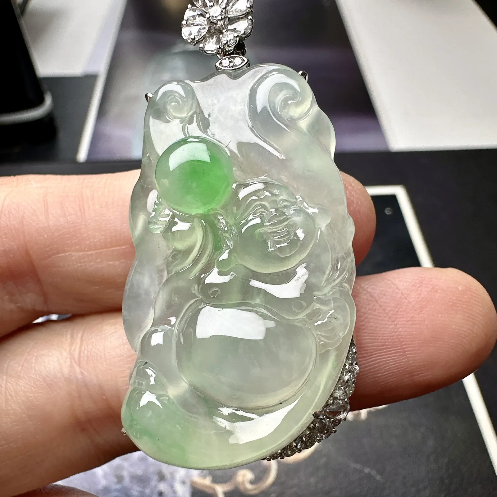 【冰种飘绿逍遥佛】种地优秀，通透闪亮，起光的料子，厚度很好，18k金钻镶嵌，裸石尺寸40.4*23.