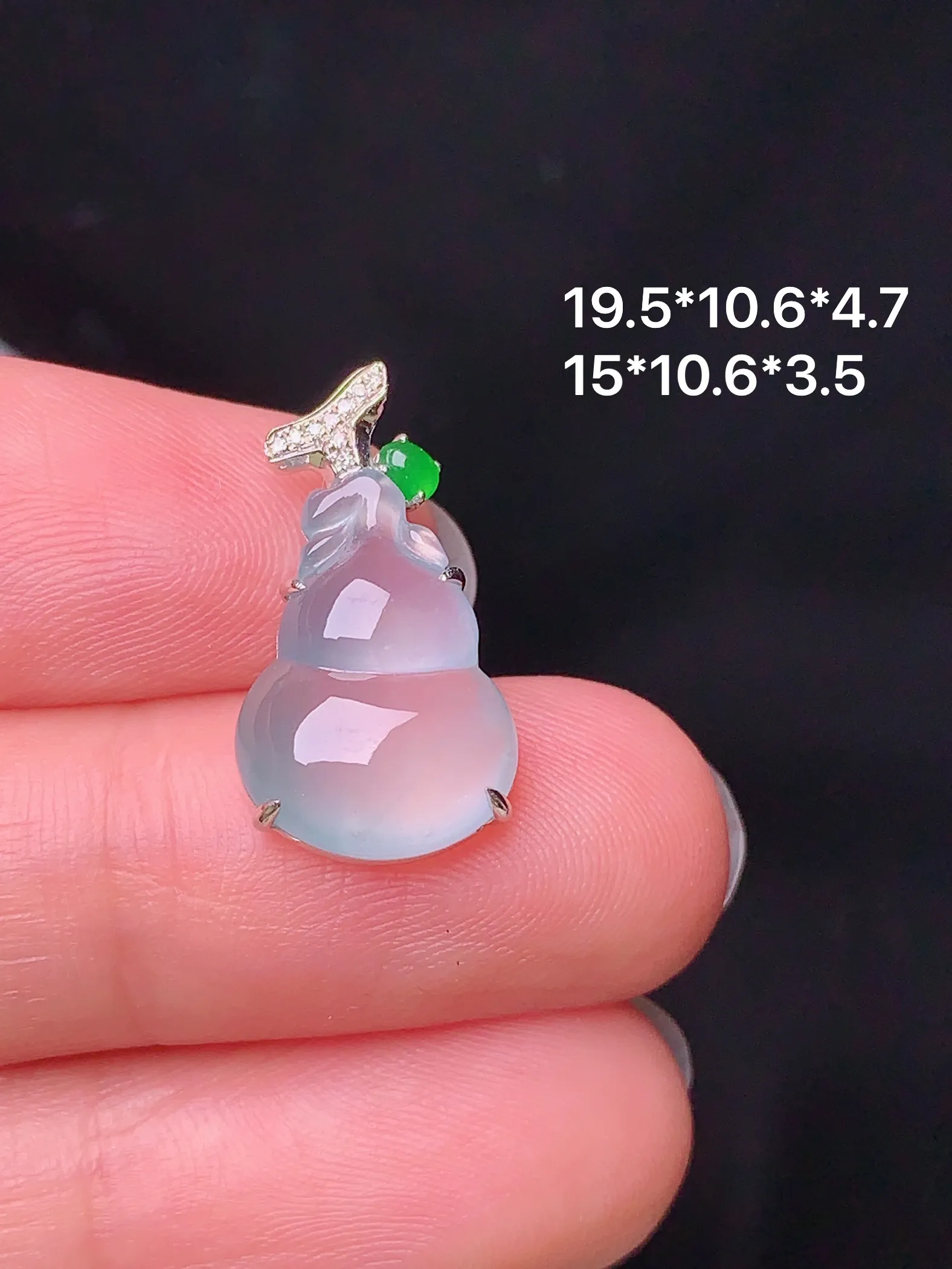18k金钻镶嵌冰种葫芦吊坠 玉质细腻 色泽清新艳丽 整体尺寸19.5*10.6*4.7