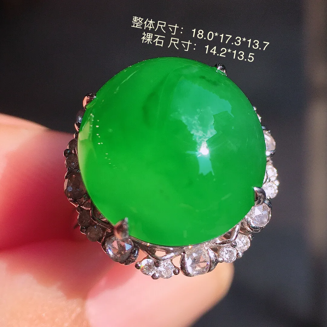 阳绿蛋面戒指，色泽均匀艳丽，玉质细腻，荧光感超
强，饱满圆润，气质满满。18k
金豪华镶嵌