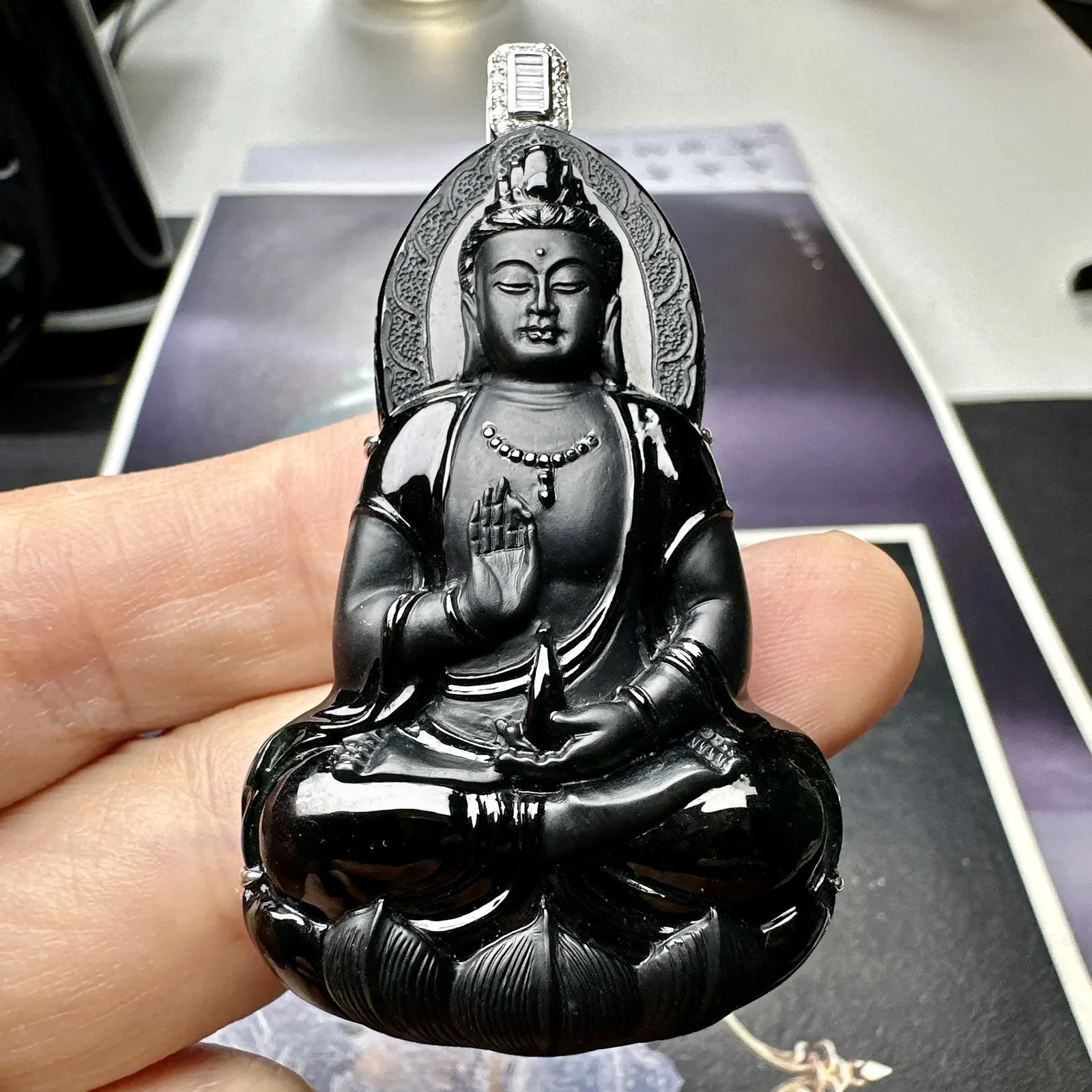 【墨翠】高品质观音，种老肉细，光泽度好，无纹无裂，18K金钻镶嵌，裸石尺寸53.7*34.3*7.5