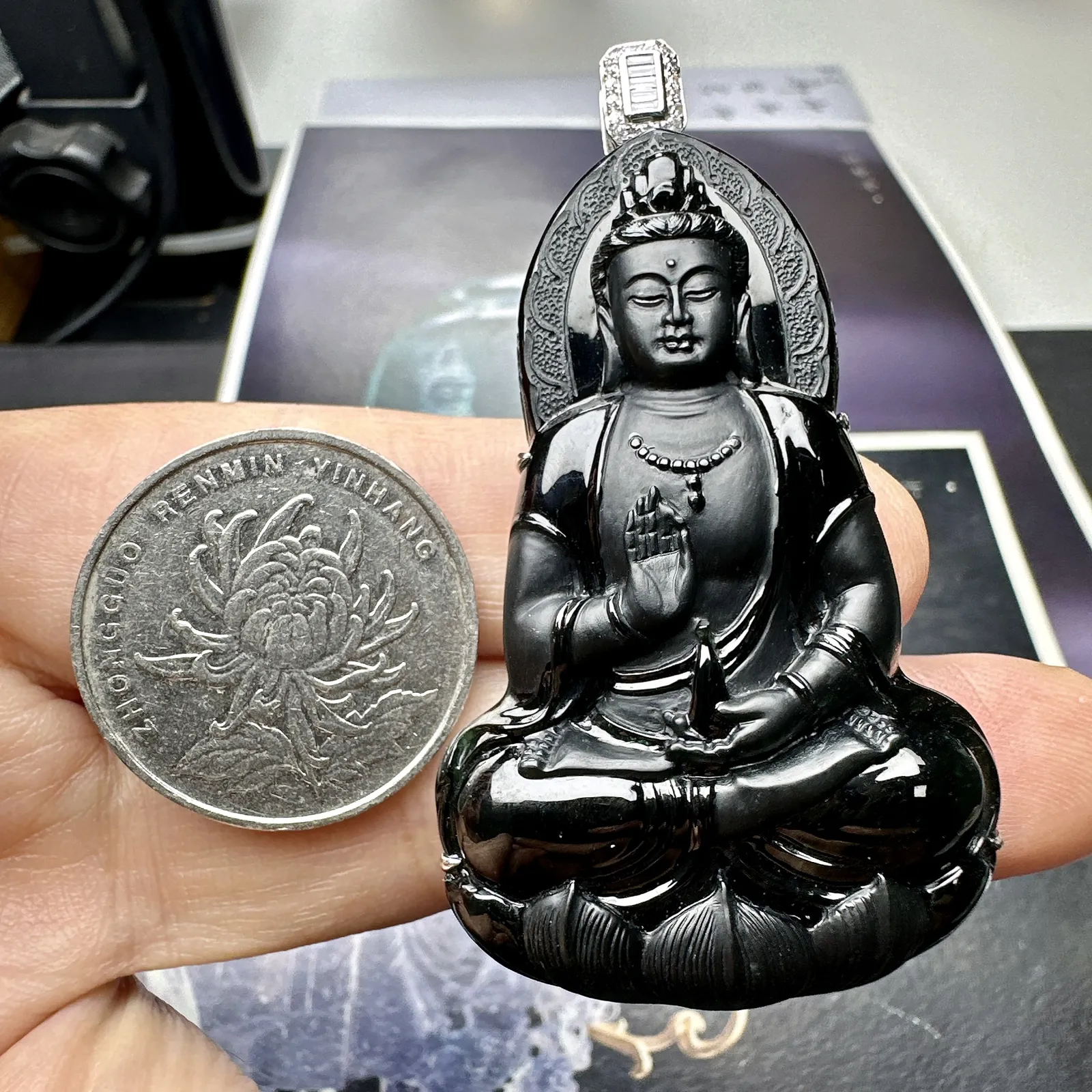 【墨翠】高品质观音，种老肉细，光泽度好，无纹无裂，18K金钻镶嵌，裸石尺寸53.7*34.3*7.5毫米，打灯透绿。