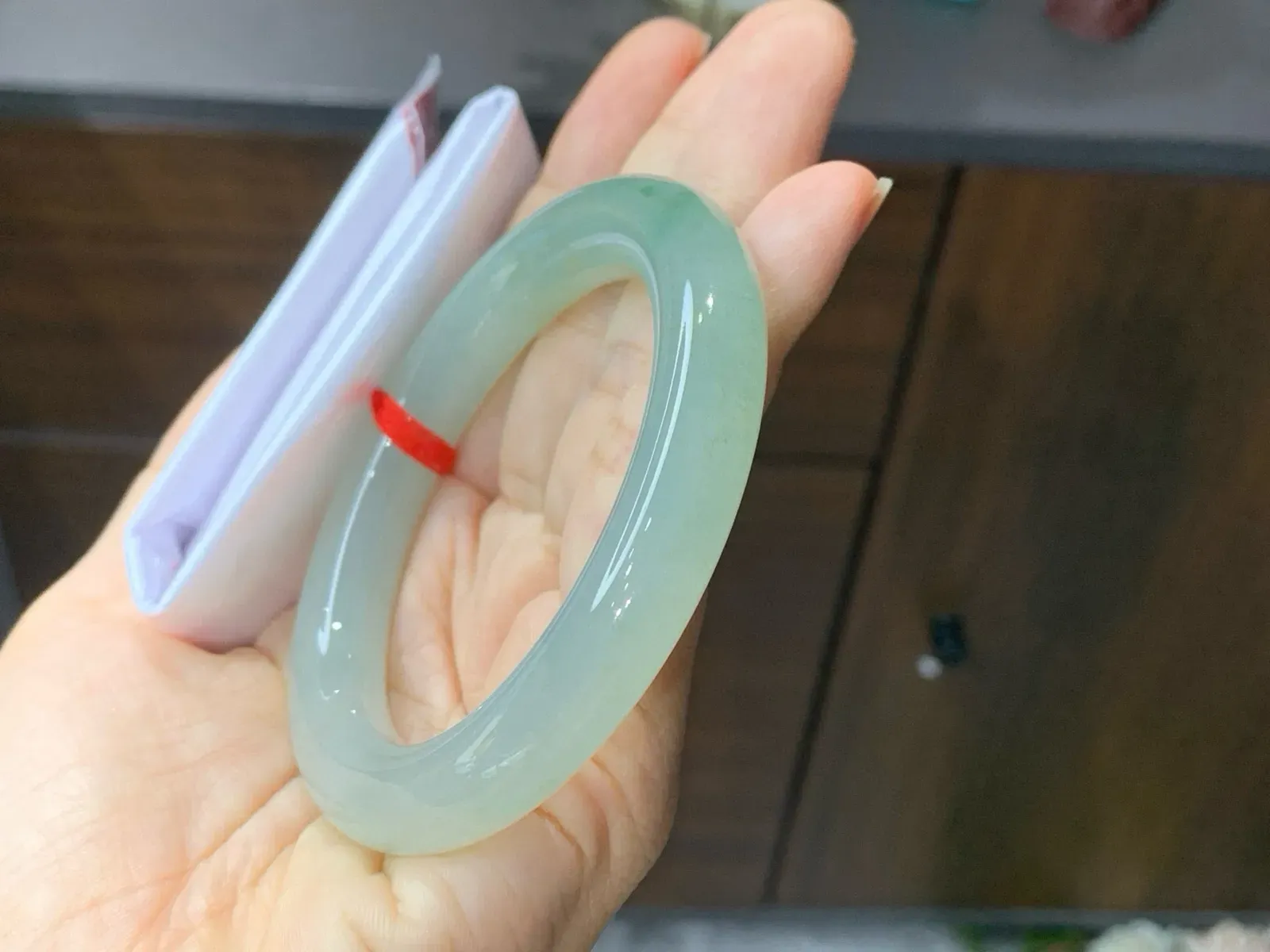 54.5圈口冰晴水飘花圆条手镯，换正圈54-55-56圈口可戴，种水冰透，底子细腻水润，卡54.5-10.5-10，带洒金招财，很厚装