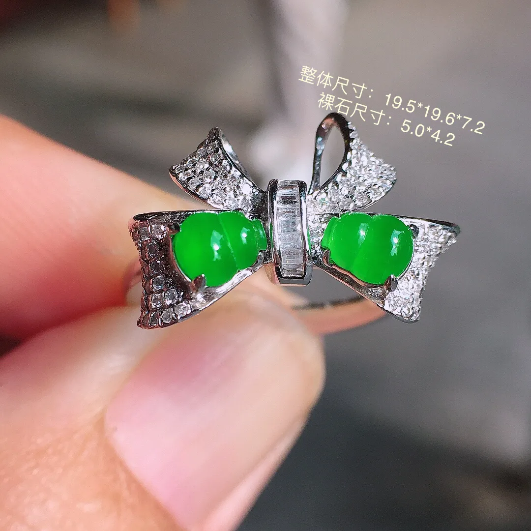 阳绿二合一戒指，色泽均匀艳丽，玉质细腻，荧光感超
强，饱满圆润，气质满满。18k
金豪华镶嵌