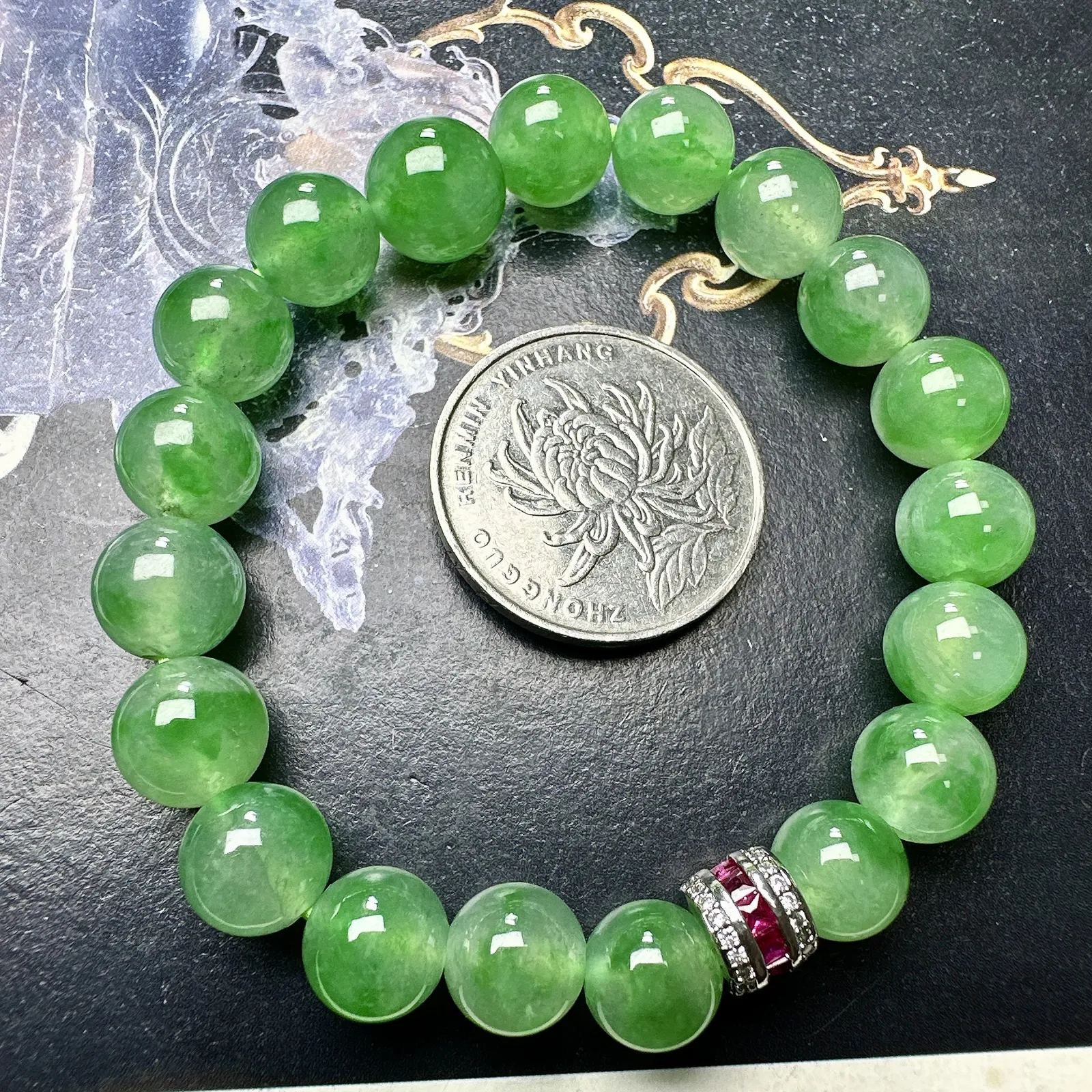 【冰种绿珠手串】冰感十足，通透闪亮，颜色很艳丽，推荐入手。直径8.8-9.6之间