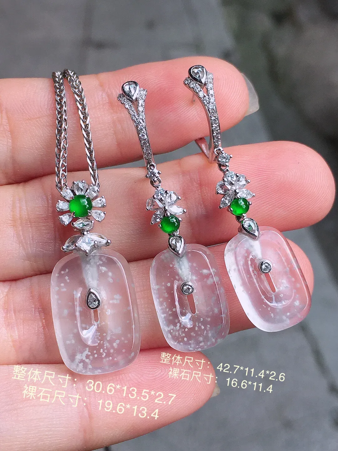 冰种方糖套装（吊坠+耳坠），玉质细腻，荧光感超
强，饱满圆润，气质满满。18k
金豪华镶嵌