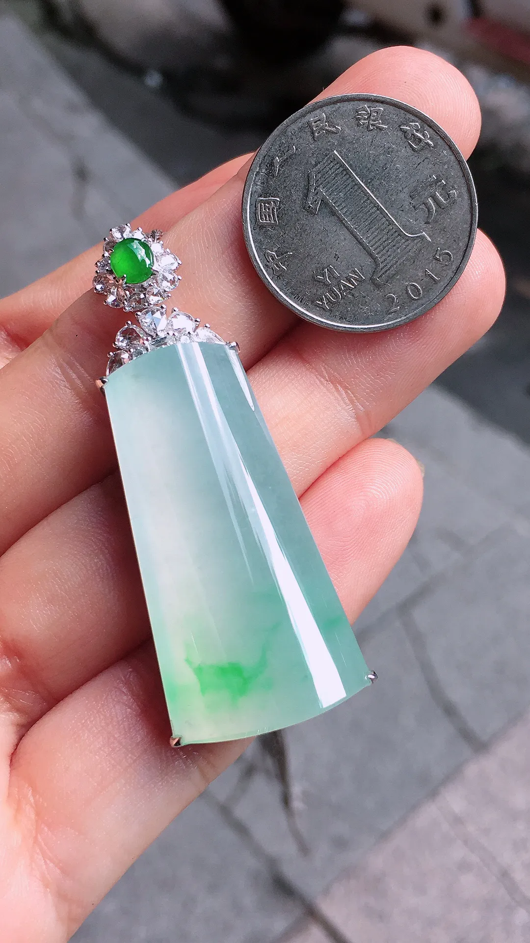 冰飘绿无事牌吊坠，色泽艳丽，玉质细腻，荧光感超
强，饱满圆润，气质满满。18k
金豪华镶嵌