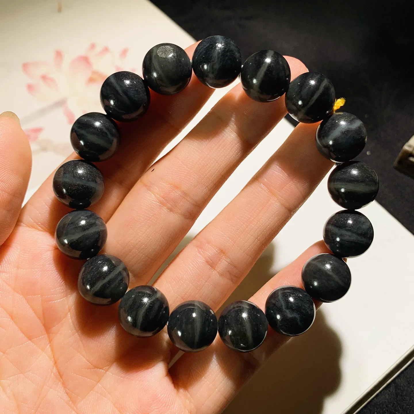 新疆籽料青花圆珠手串。尺寸12重45.1克 玉质细腻油润 底色纯净 脂粉好，品质好。lt250827