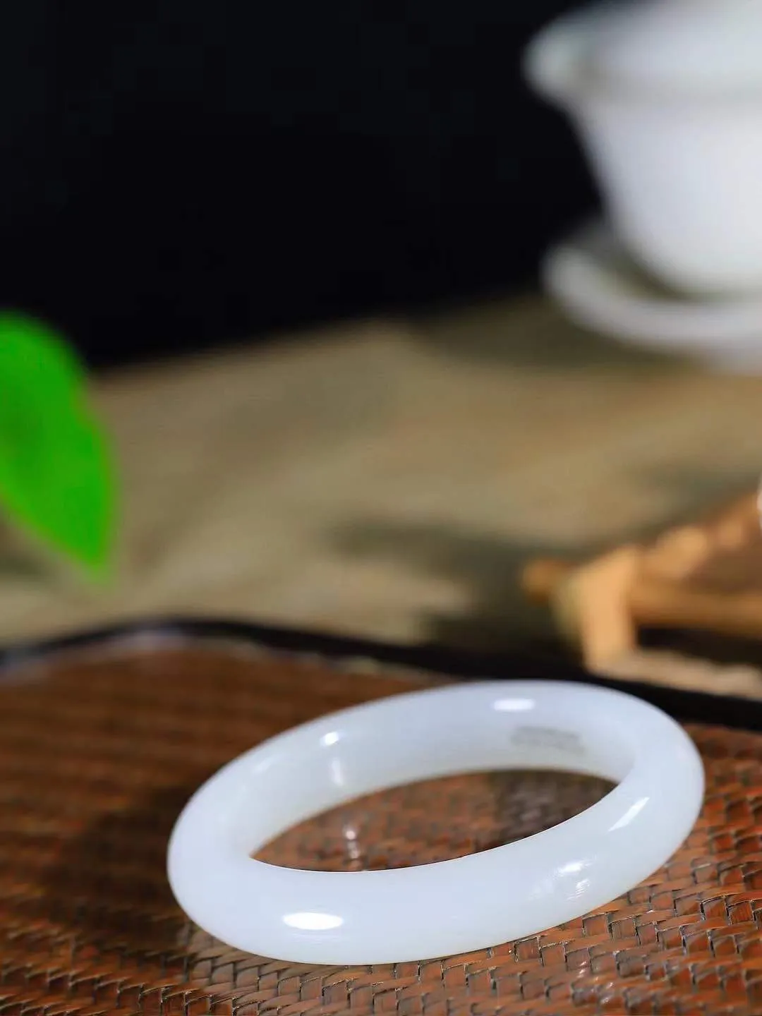 （柔情似水.手镯）

精品️和田玉白玉手镯，玉质温润细腻，镯型饱满圆润，优雅知性，姽婳于幽静兮，又婆娑乎人间，经典款型，古朴典雅。极具灵性，腕间风情，风姿卓越。 重48.2克    内径54.5mm 尺寸11.7-8.8mm78802744A