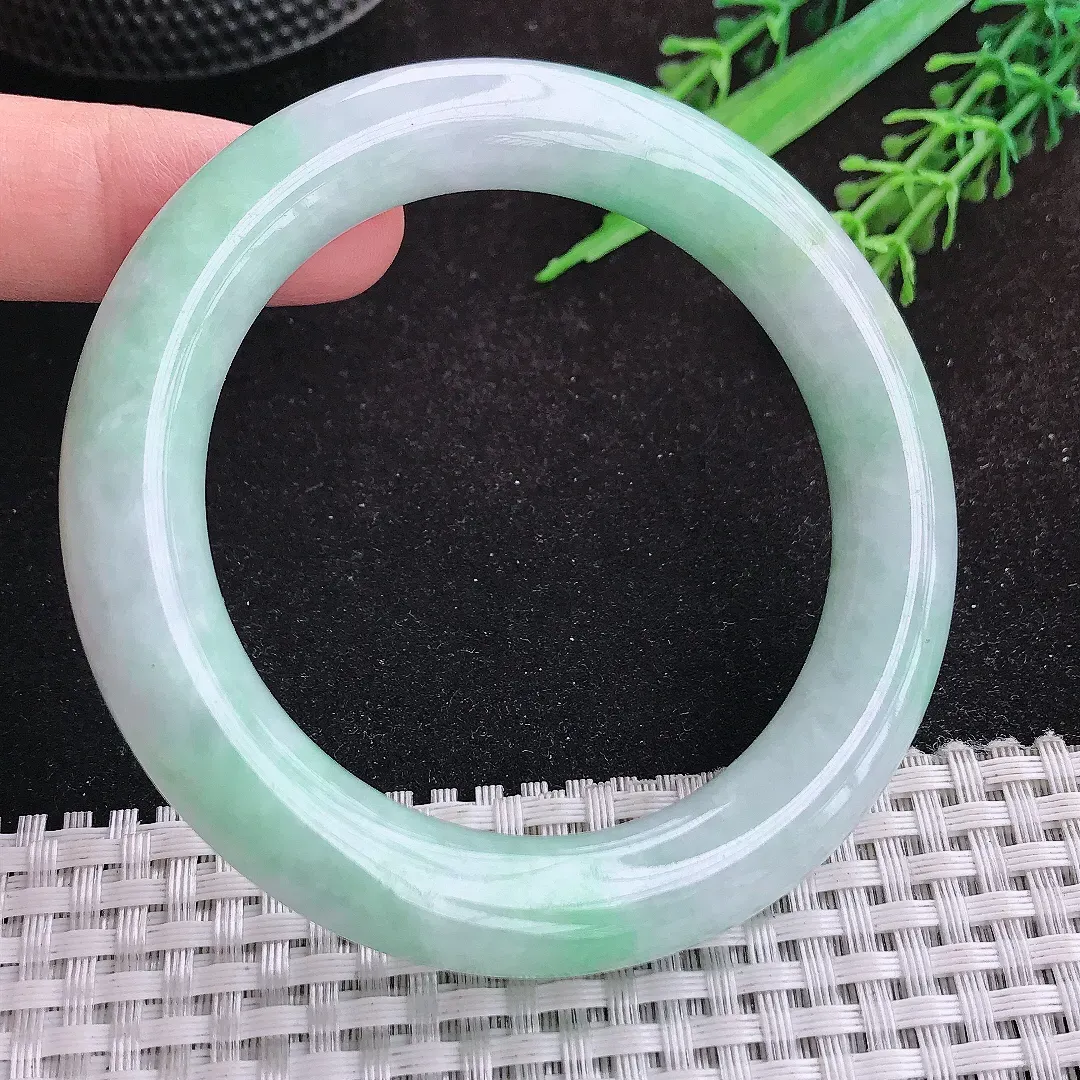 自然光56/10.7/11.1老坑精美温润浅绿圆条手镯天然翡翠玉镯女款