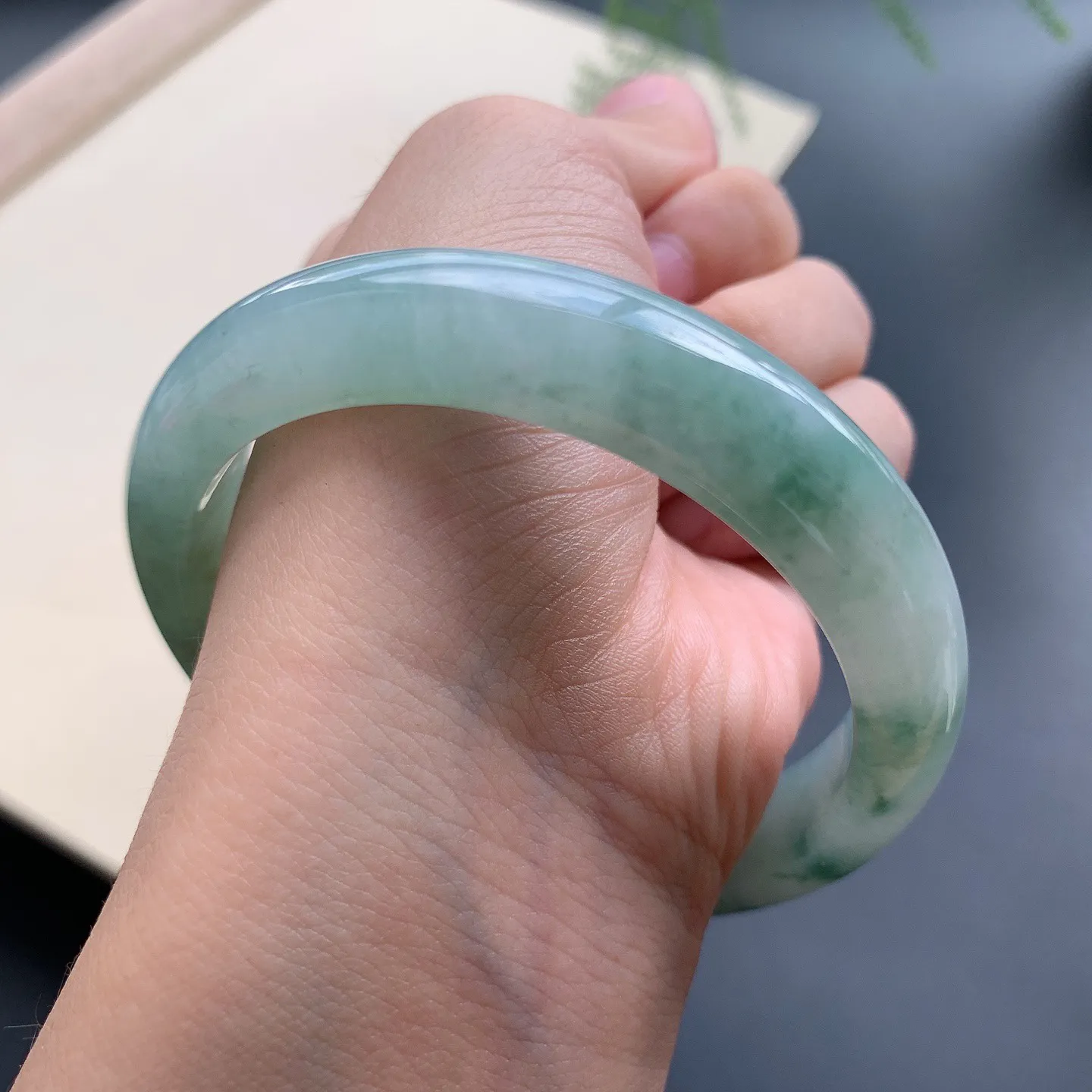 57.8圈口飘花正圈手镯 尺寸：57.8-11.8-8.2，无纹裂，细腻光滑，花色浓郁