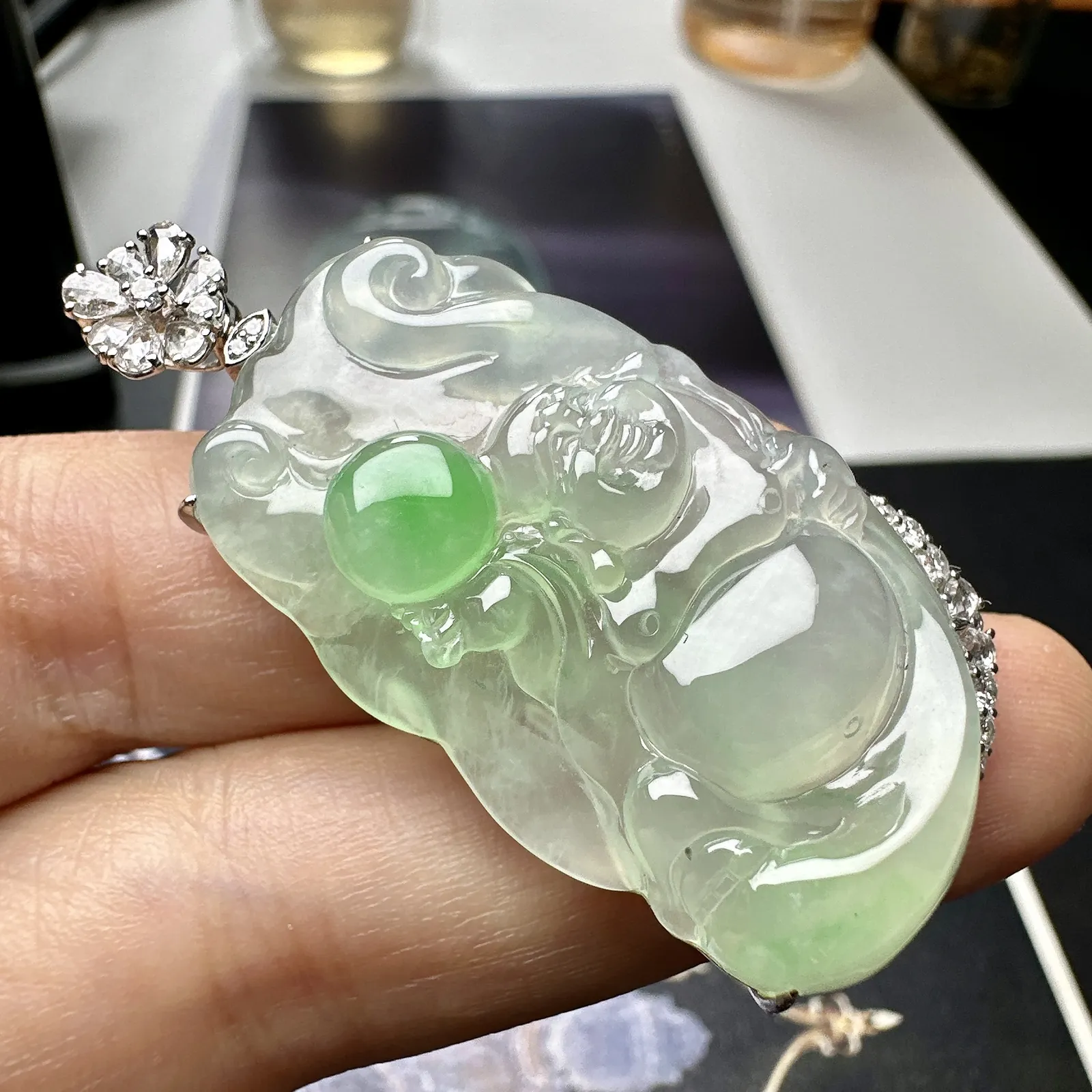 【冰种飘绿逍遥佛】种地优秀，通透闪亮，起光的料子，厚度很好，18k金钻镶嵌，裸石尺寸40.4*23.5*7.2毫米