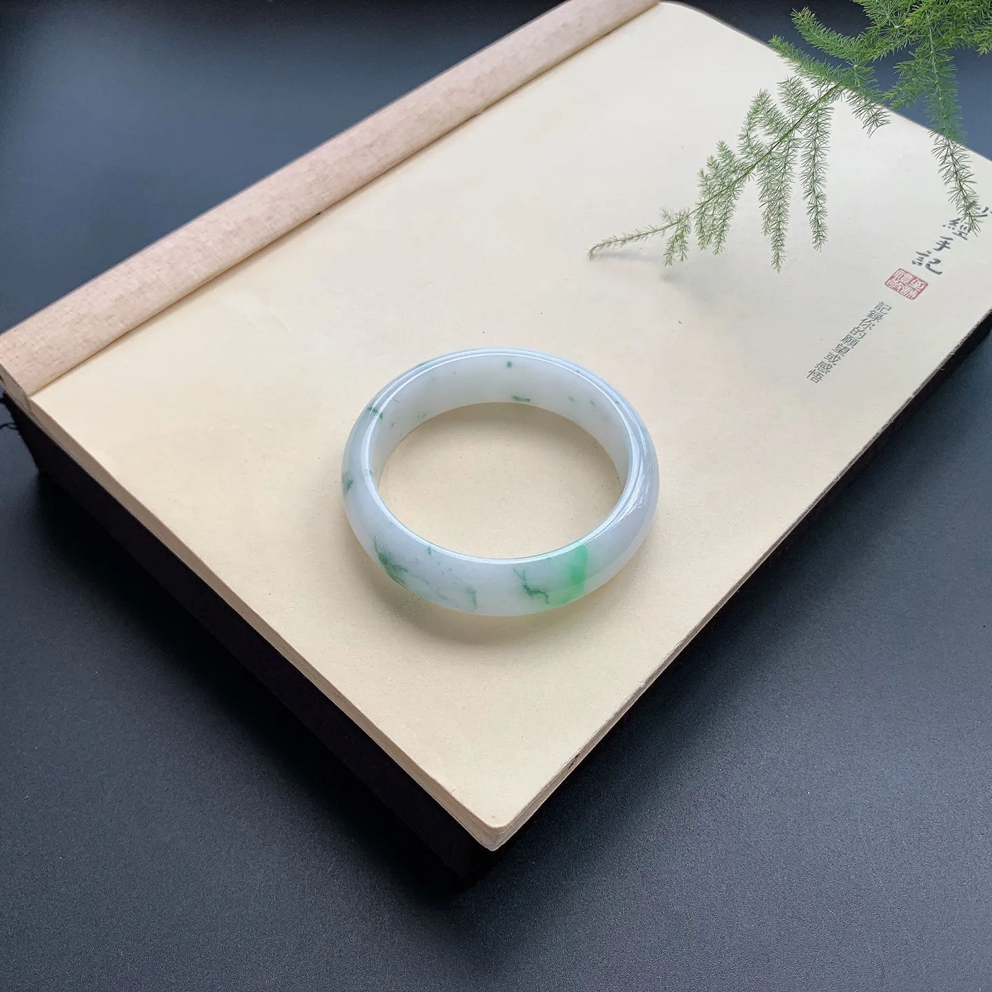 57圈口飘绿花正圈手镯 尺寸：57-17-7.5，无纹裂，花色灵动，宽版大气