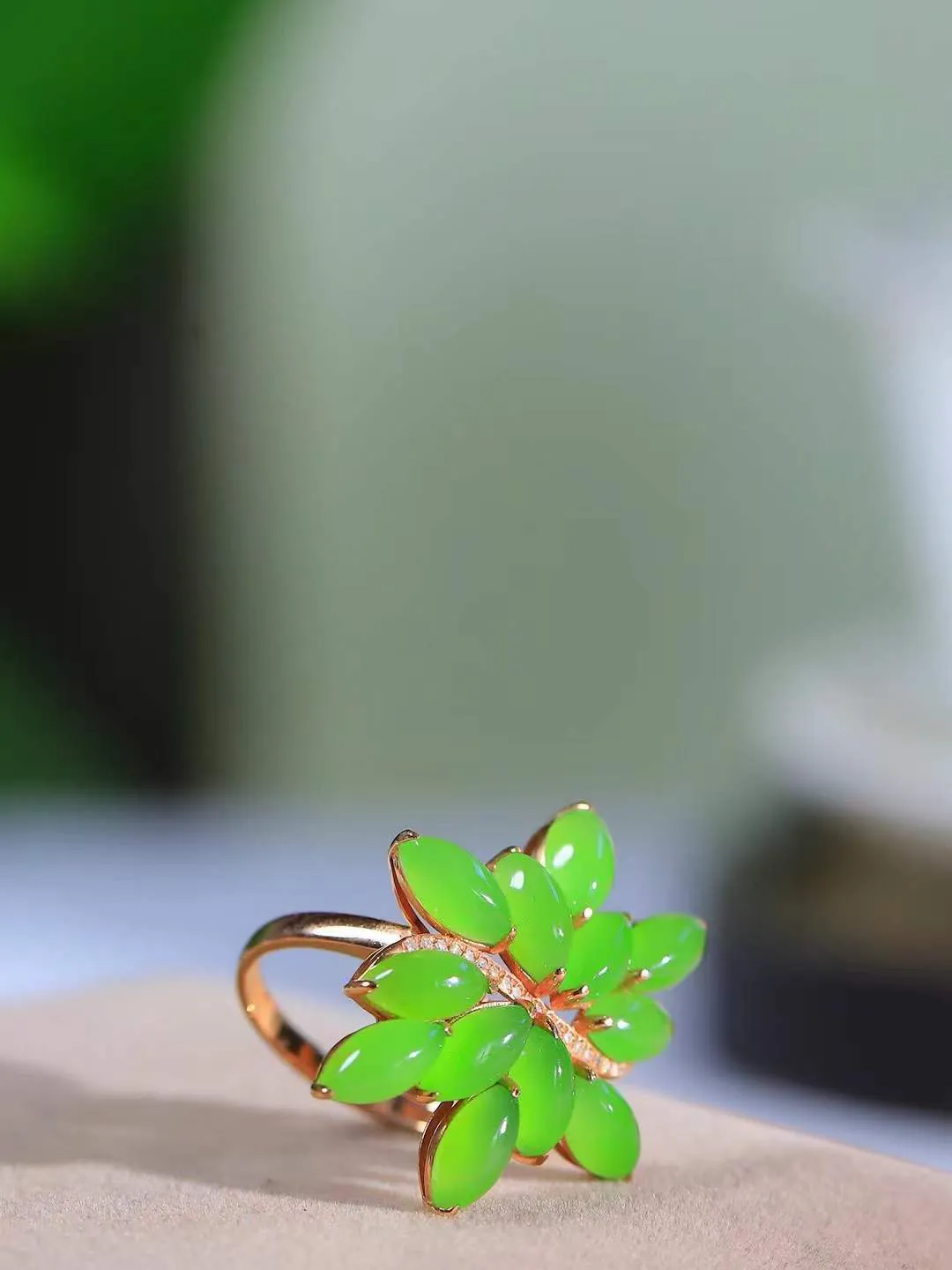 【金镶玉.戒指】

精品和田玉碧玉18k金戒指 玉质细腻温润 油性十足 ，不论时光如何流转变化，这枚戒指始终闪耀着最初的光芒。精工镶嵌18K金 （保真金 可检测贵金属18K金） 重6.1克 尺寸17.3-25.5-21.7mm 11801636A