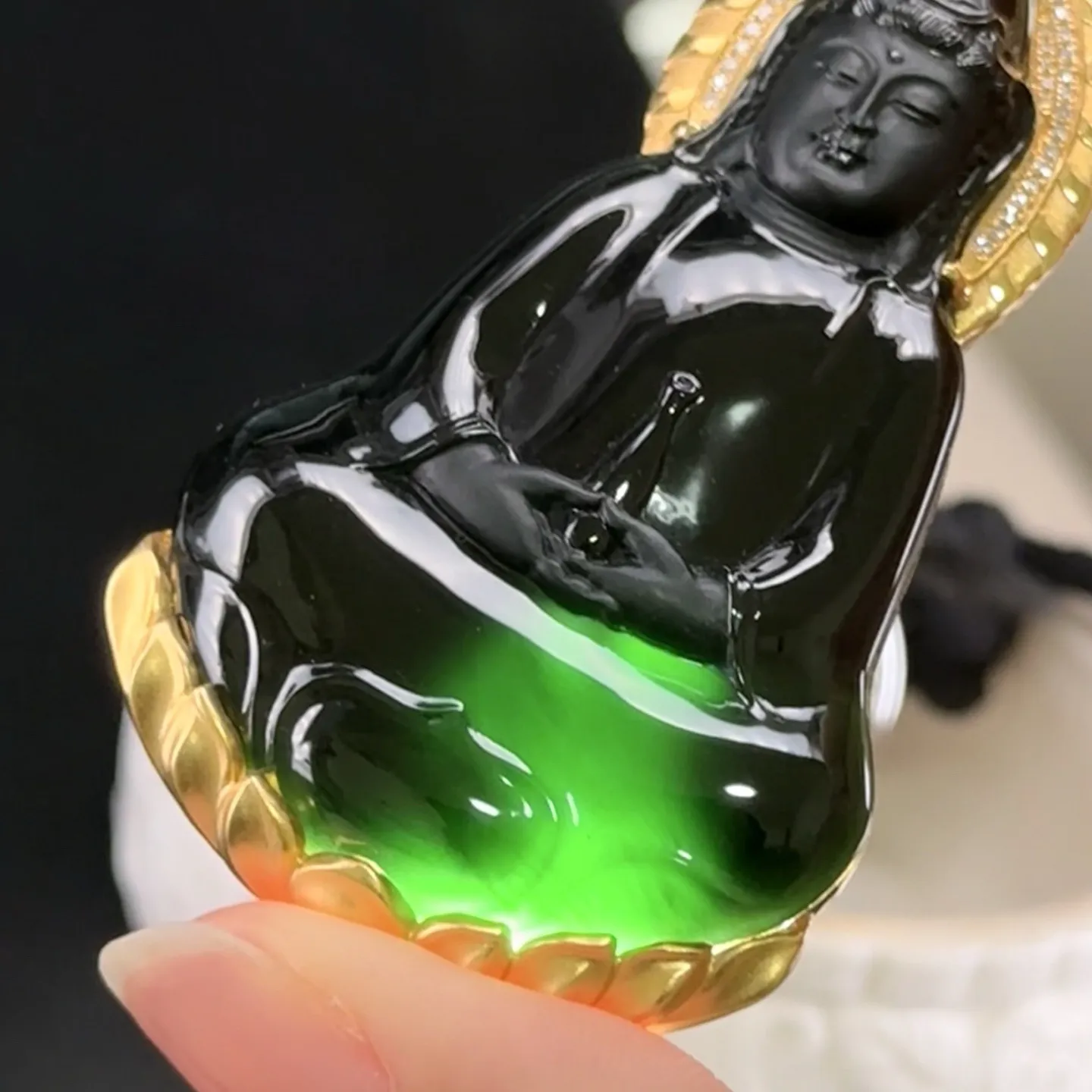 精品18k墨翠素衣观音 种好色正 黑度极好 打灯通透 油性十足