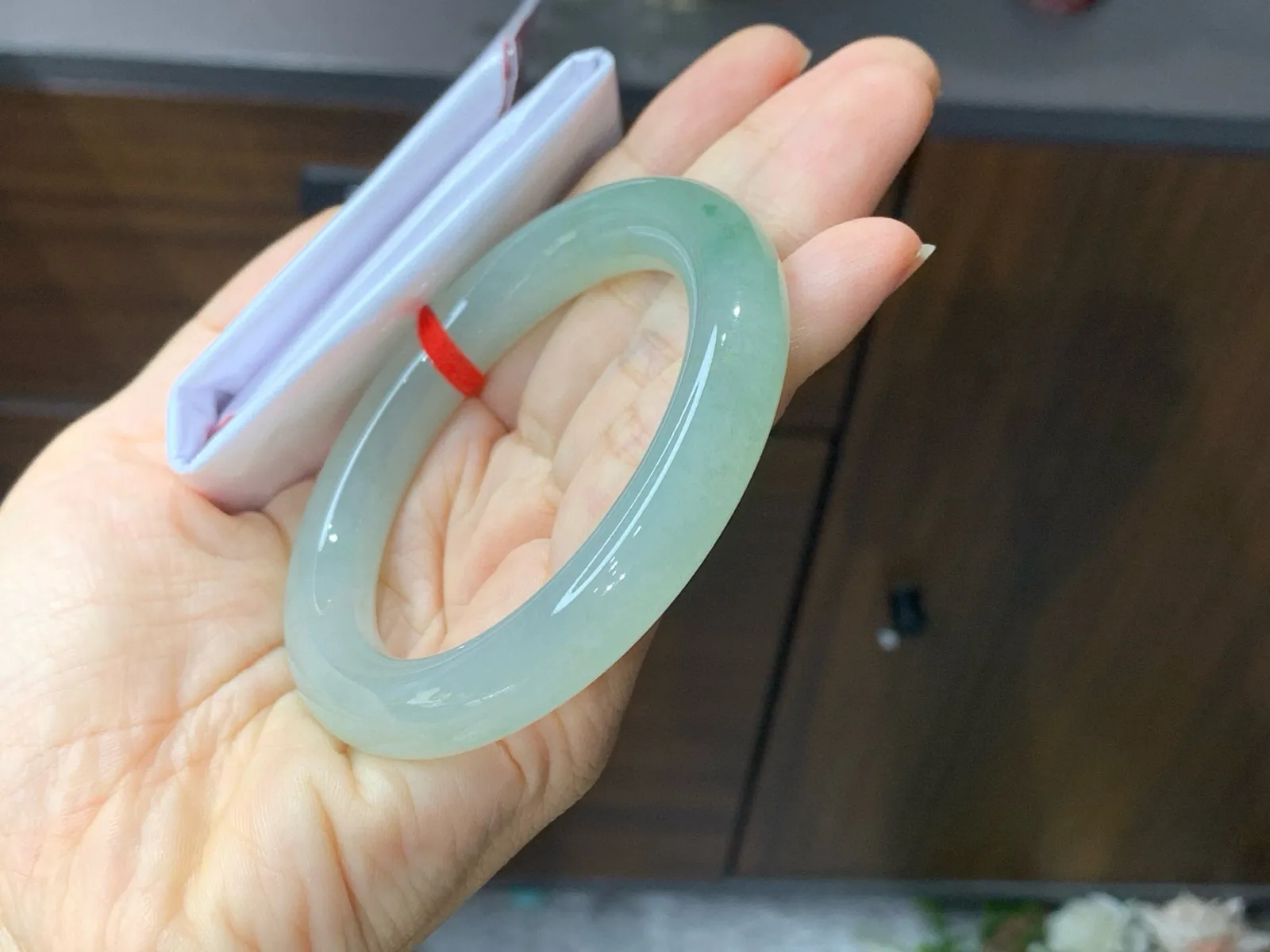 54.5圈口冰晴水飘花圆条手镯，换正圈54-55-56圈口可戴，种水冰透，底子细腻水润，卡54.5-10.5-10，带洒金招财，很厚装