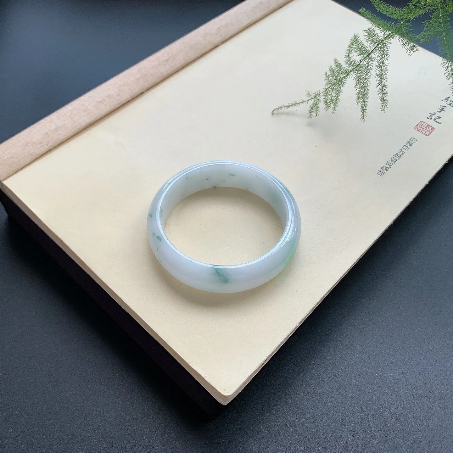 57圈口飘绿花正圈手镯 尺寸：57-17-7.5，无纹裂，花色灵动，宽版大气