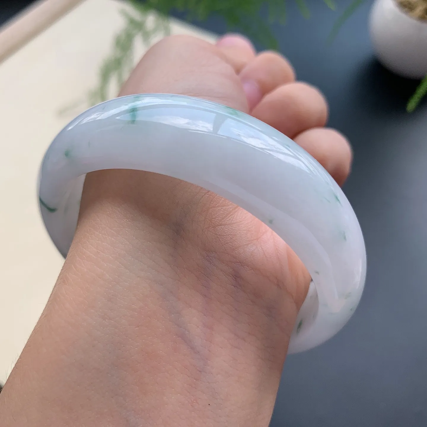 57圈口飘绿花正圈手镯 尺寸：57-17-7.5，无纹裂，花色灵动，宽版大气