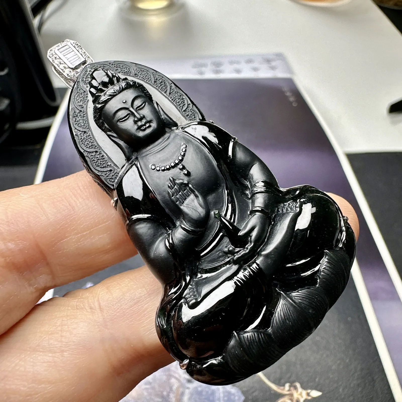 【墨翠】高品质观音，种老肉细，光泽度好，无纹无裂，18K金钻镶嵌，裸石尺寸53.7*34.3*7.5毫米，打灯透绿。