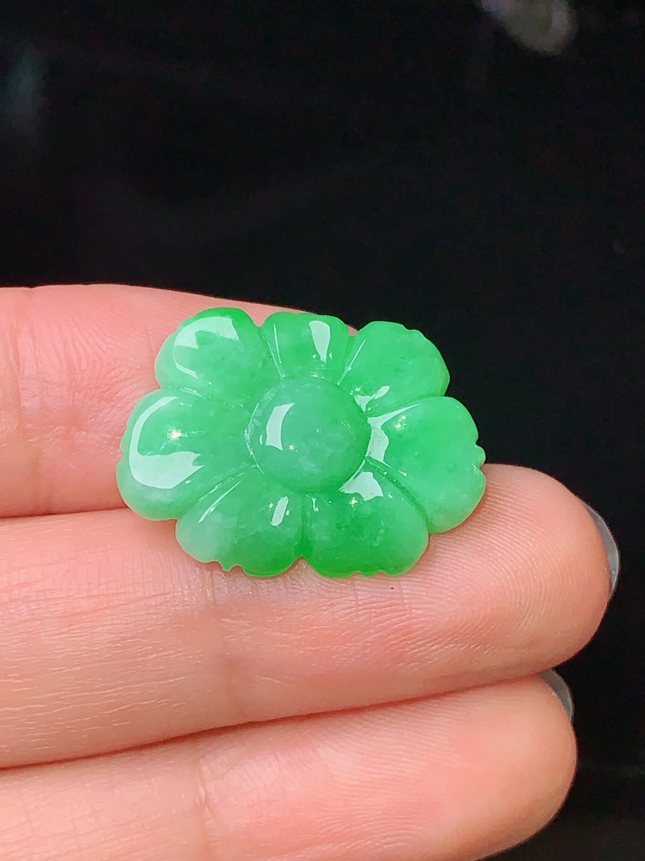 镶嵌款 翠绿莲花吊坠 玉质细腻 色泽艳丽  水润亮眼  整体尺寸16.1*21.8*4.7