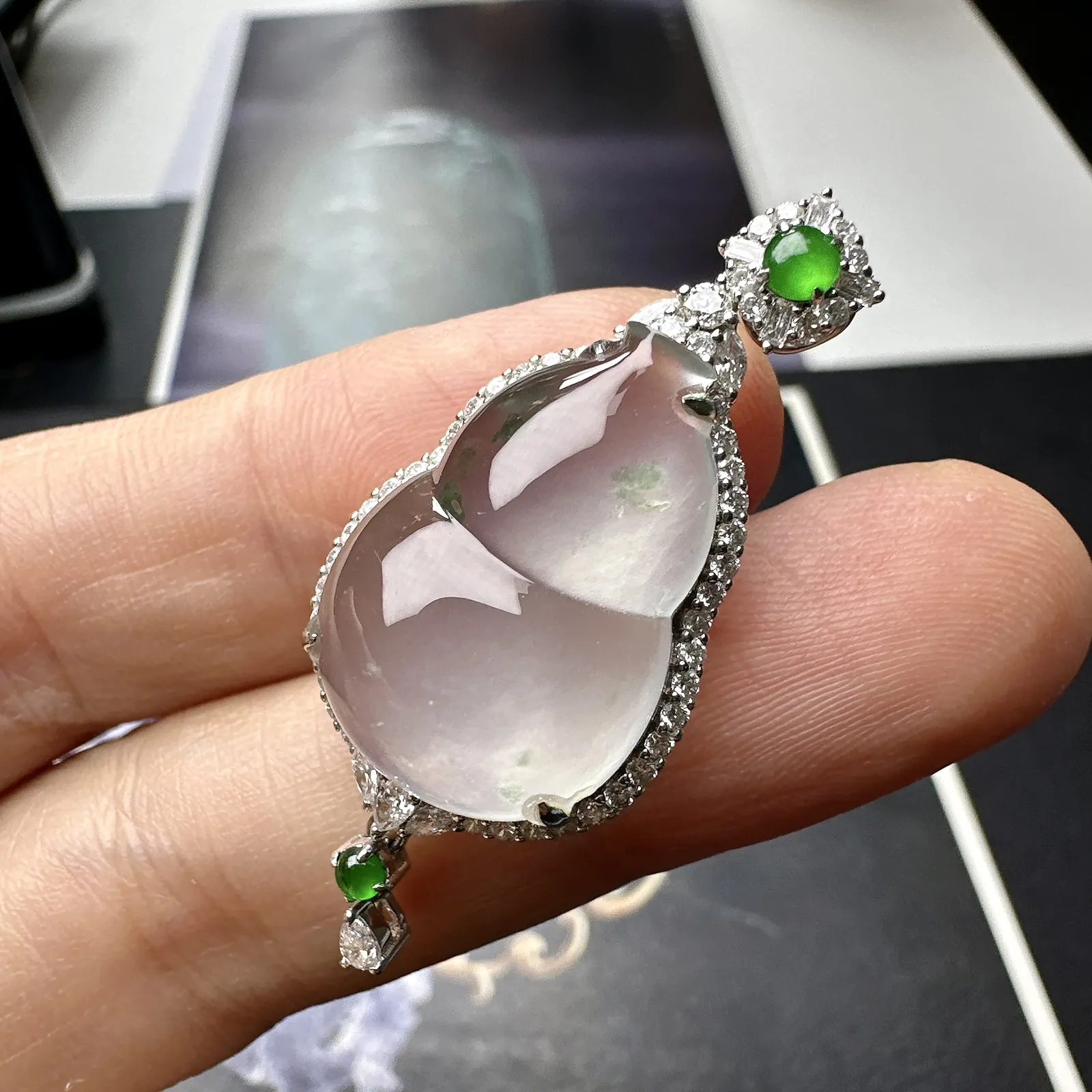 【冰种飘花葫芦】质地非常细腻，通透度很好，18k金钻镶嵌，裸石尺寸21.1*14.8*5.9毫米