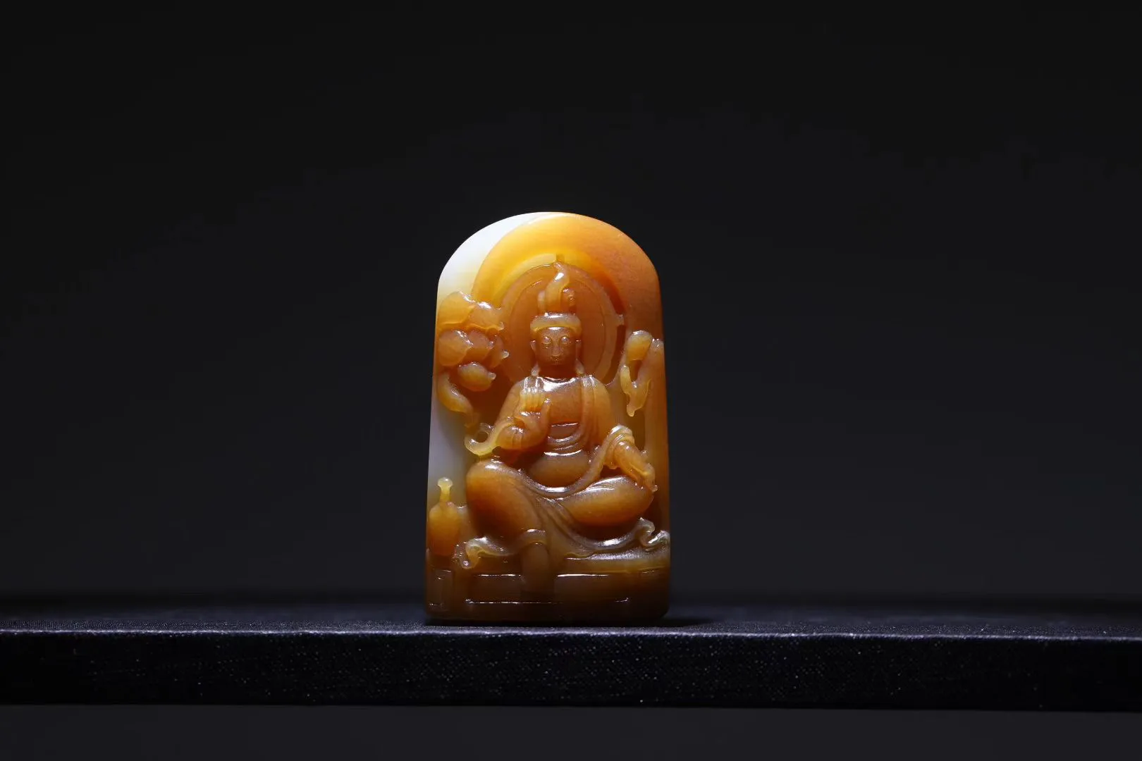 收藏美物
【千年禅心】且末糖白玉，白细如脂，红肉艳丽饱满，呈现出如潭水一般的深邃色泽，让人一眼望不穿