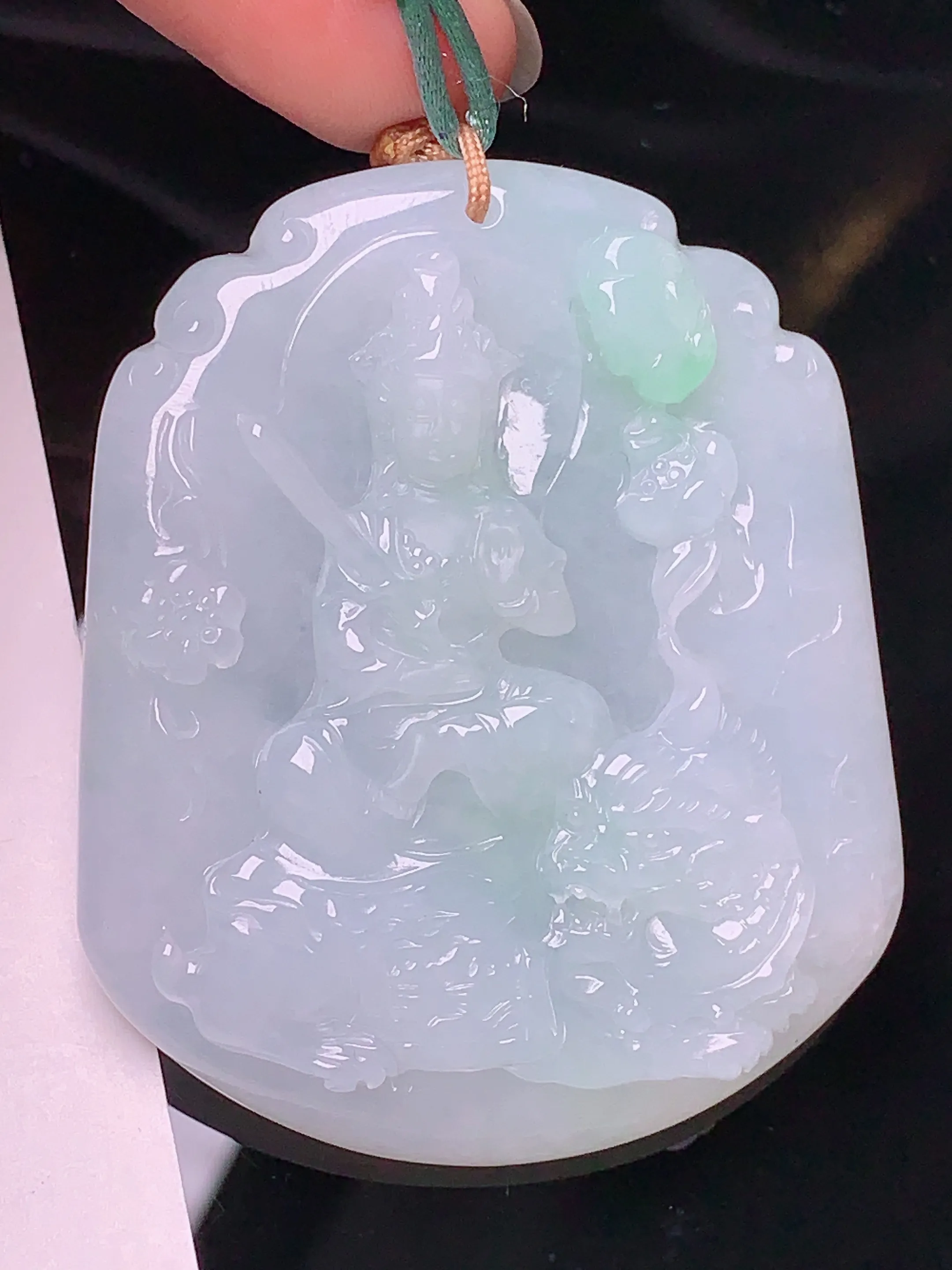 飘绿文殊观音菩萨吊坠 玉质细腻 色泽艳丽 水润亮眼  整体尺寸50*41.5*6