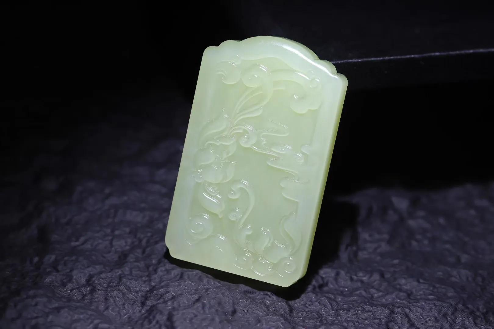 精品
【慈航普渡】和田玉黄口冰肌玉骨，明艳冰黄似晨曦初凝。立体雕工勾勒观音妙相，衣袂翩跹若流风回雪，玉色透光如琥珀融冰，冰润质地映照慈悲眉目，尽显法相庄严，垂目含笑纳世间百态，玉身通透如琉璃净界，袖摆层叠生莲纹暗涌。金黄玉色鲜亮如金粟缀身，佩之若揽月华入怀，小件藏大韵，禅意伴朝夕。
【规格】63-39-11mm,56.7g