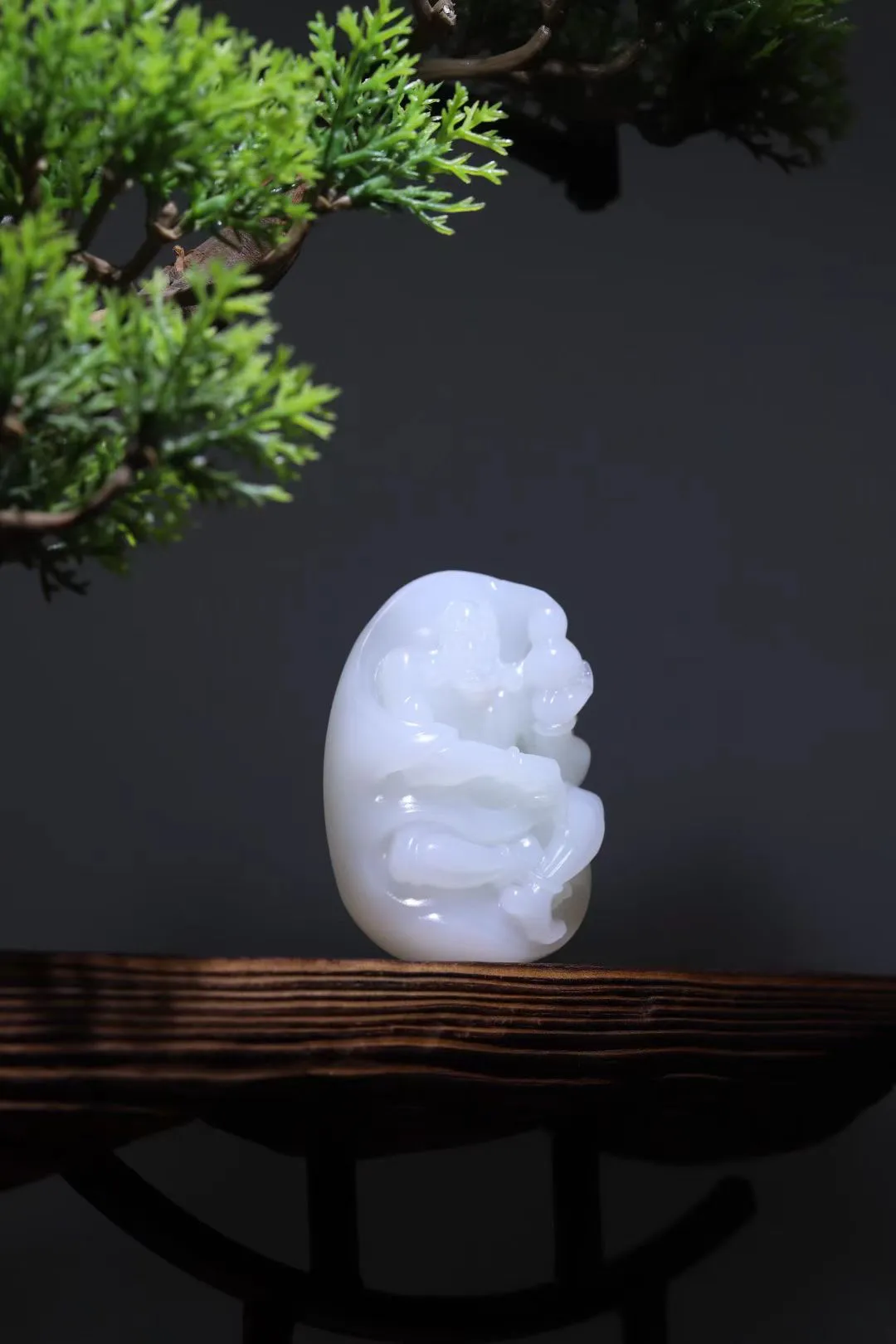 ⭕精‮钜彩‬献⭕​‎͏ 
   ── 「达摩悟道」
白玉达‮把摩‬件/挂‮，件‬质地缜‮细密‬腻，白肉艳丽，雕达摩‮师祖‬，达摩面壁九‮修年‬行，有“面壁九年成‮果正‬，风风火‮渡火‬江来”的说法。‮中是‬国禅‮的宗‬初祖。67-46-27mm，130.7g