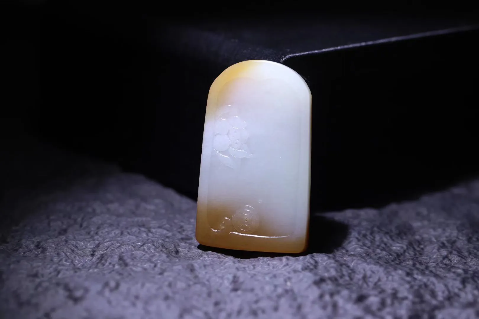 收藏美物
【千年禅心】且末糖白玉，白细如脂，红肉艳丽饱满，呈现出如潭水一般的深邃色泽，让人一眼望不穿，充满了遐想。雕工精细，设计精妙，观音传心授教，无相僧人身披袈裟，一心求佛，虔诚至极。掩埋一生心即佛，万年千载不成尘工。禅心，禅念，禅悟，出尘之气，悟道在心，禅意幽幽，意境深远。
【规格】54-32-10mm，36.8g