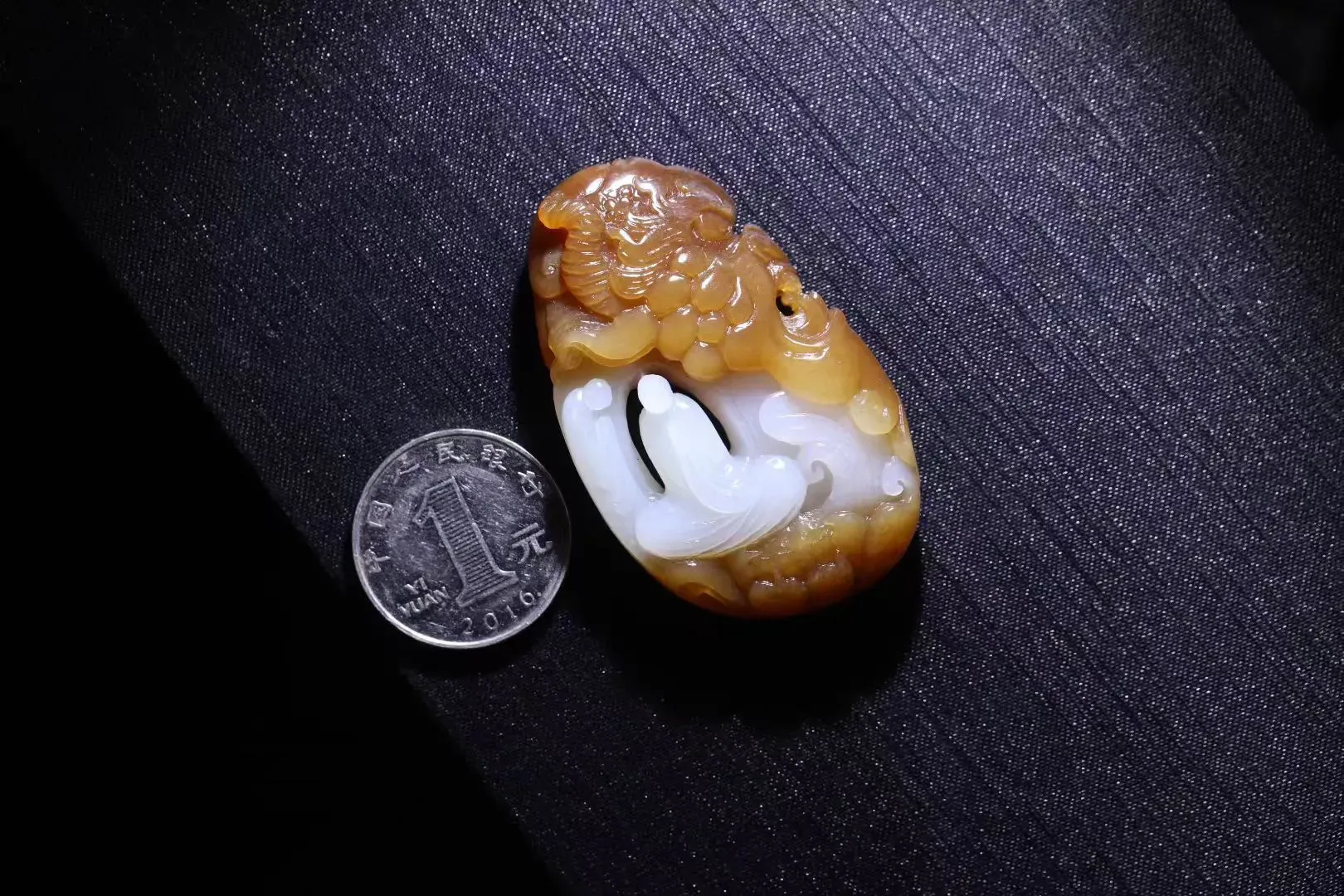 精品美物
【一念之间】新疆且末精品糖白，如工笔重彩！糖色温润，白度一级。雕工细腻，俏色分明。用心设计，佛魔形成鲜明对比。佛面祥和恬静，魔面狰狞，细微传神，善恶相 生，形制舒展大气，舒张有序，法相庄重，佛音隆隆。
【规格】56-36-10mm，33.6g