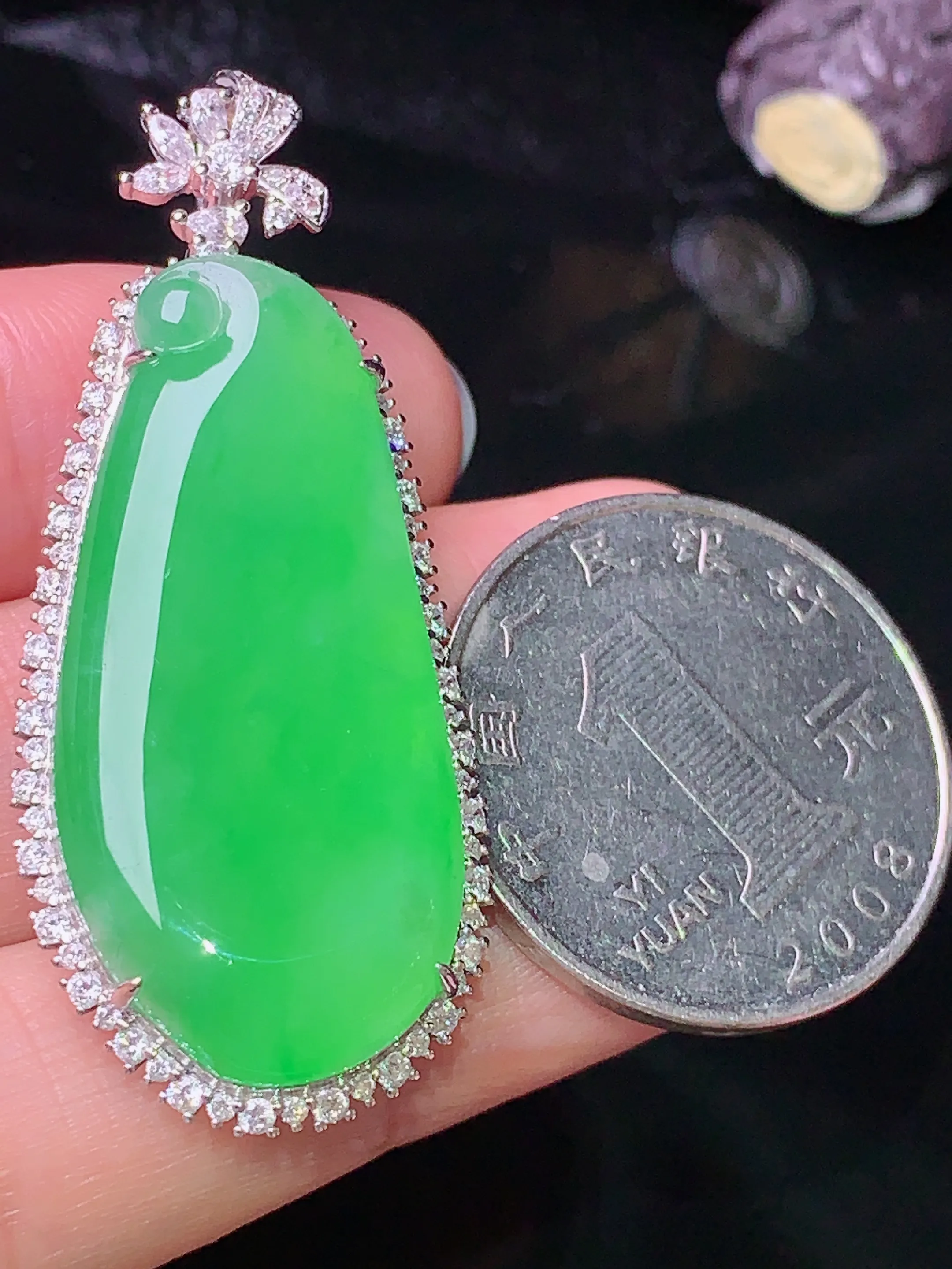 18k金钻镶嵌翠绿福瓜吊坠 玉质细腻 色泽艳丽 水润亮眼  整体尺寸47*19.5*8