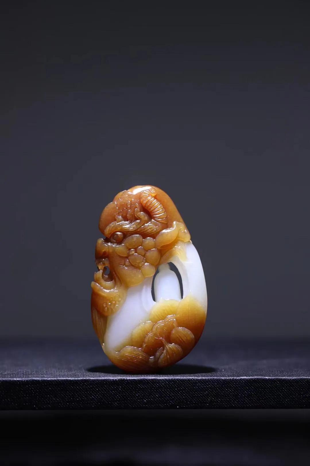 精品美物
【一念之间】新疆且末精品糖白，如工笔重彩！糖色温润，白度一级。雕工细腻，俏色分明。用心设计，佛魔形成鲜明对比。佛面祥和恬静，魔面狰狞，细微传神，善恶相 生，形制舒展大气，舒张有序，法相庄重，佛音隆隆。
【规格】56-36-10mm，33.6g